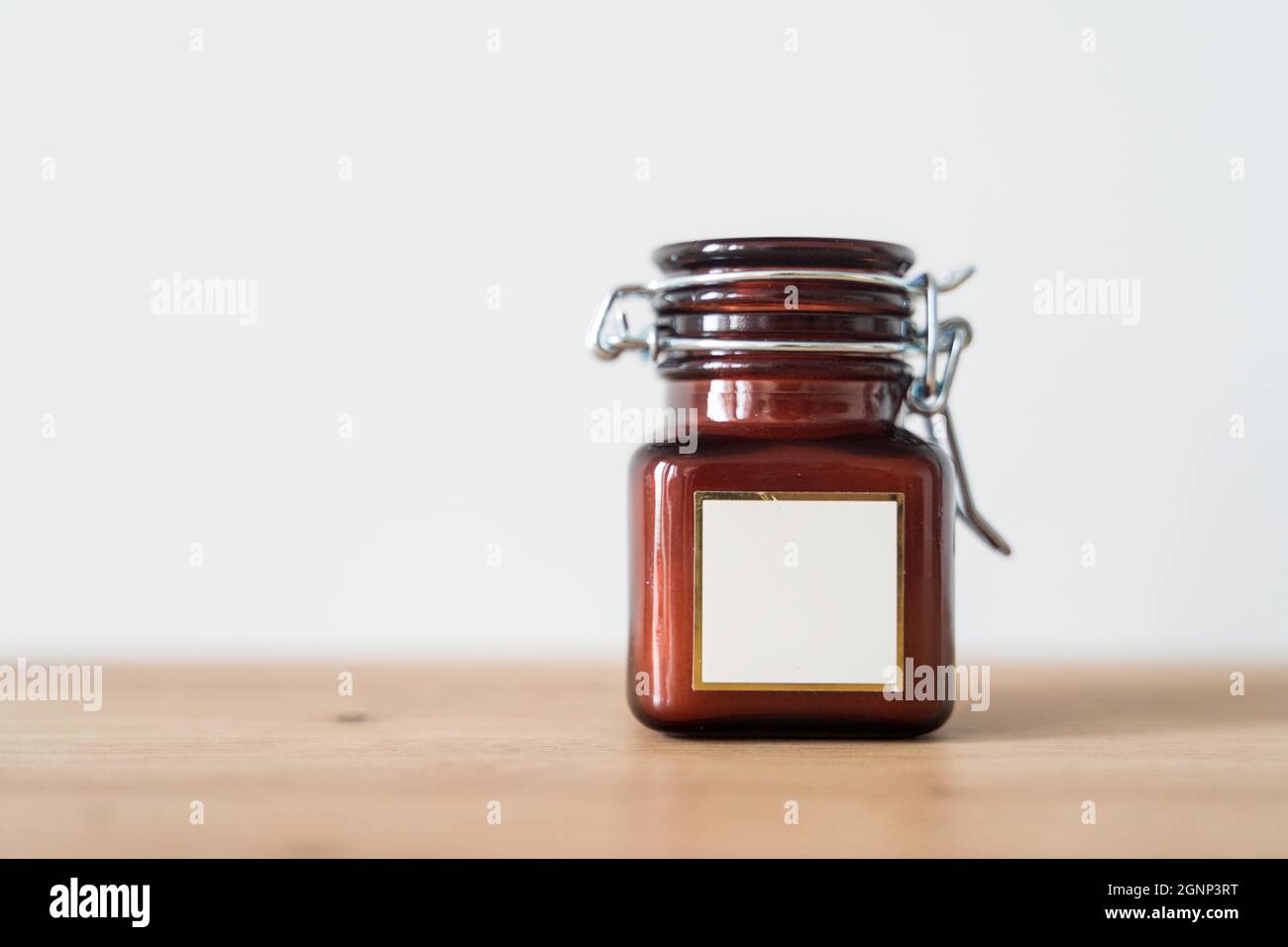 Bougie parfumée dans un pot en verre sur fond blanc Banque D'Images