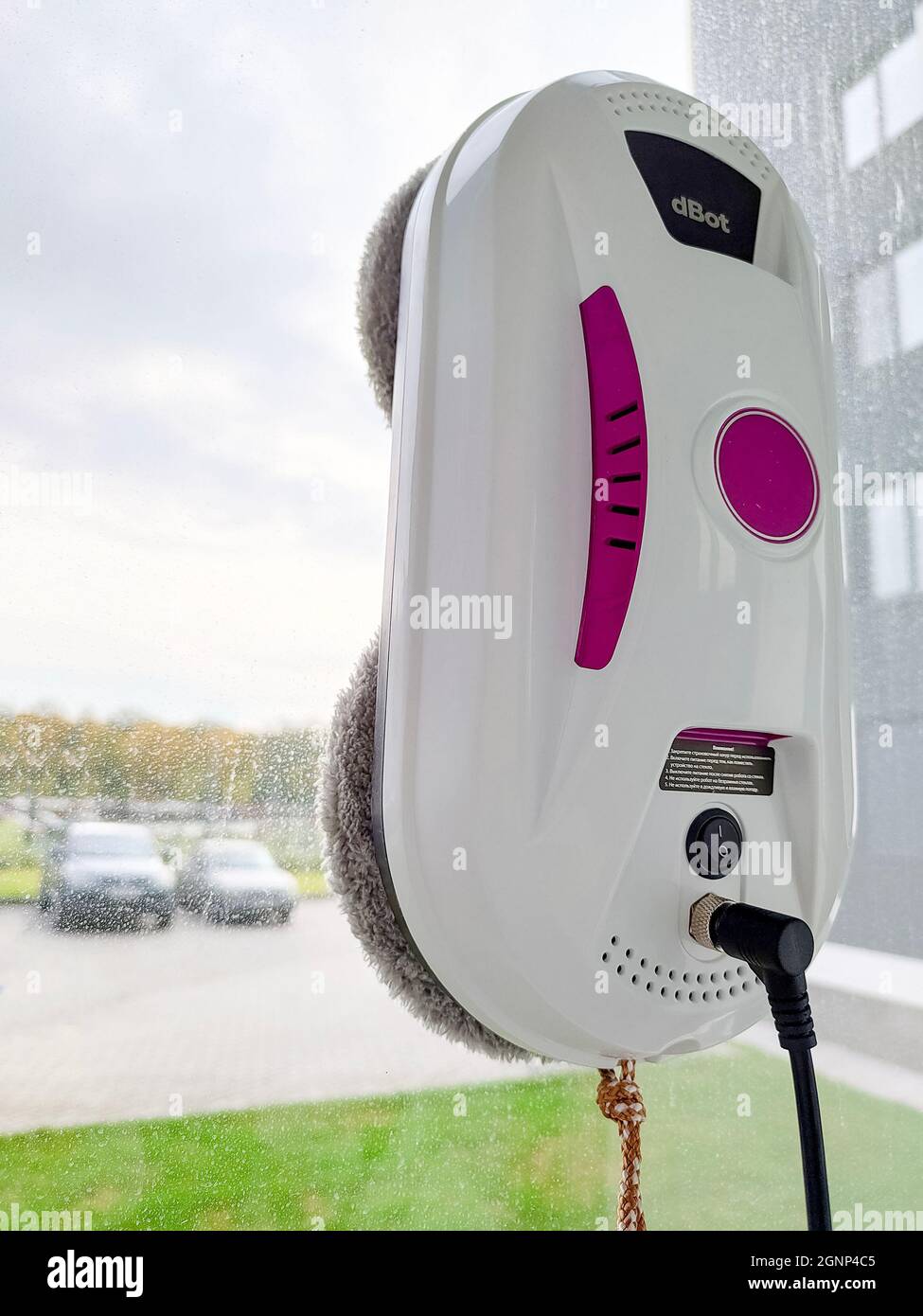 Fenêtre en verre du robot-aspirateur. Nettoyeur de fenêtre robot Banque D'Images