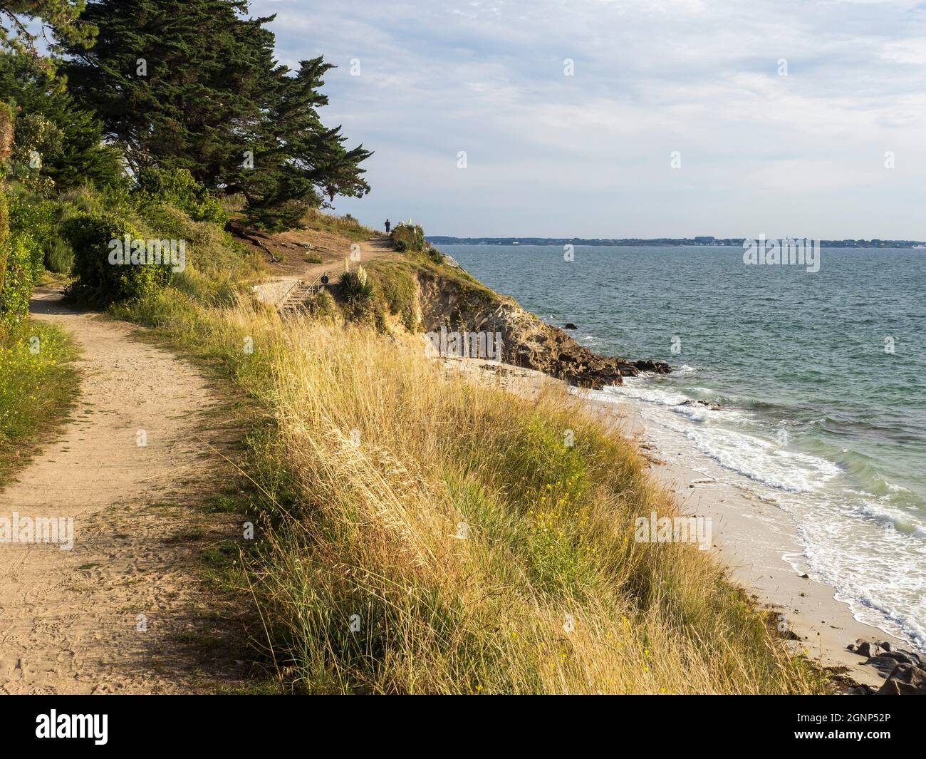 Quiberon, chemin côtier et vue sur la baie de Quiberon, Morbihan, Bretagne, France. Banque D'Images