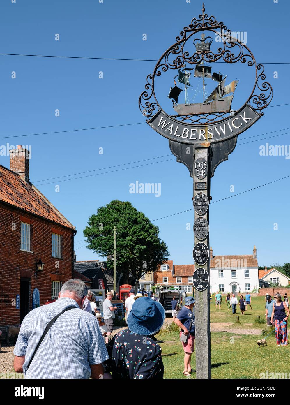 Le village vert et signe dans le village nostalgique populaire de Walberswick dans le Suffolk est sur la côte du patrimoine du Suffolk en Angleterre Royaume-Uni Banque D'Images