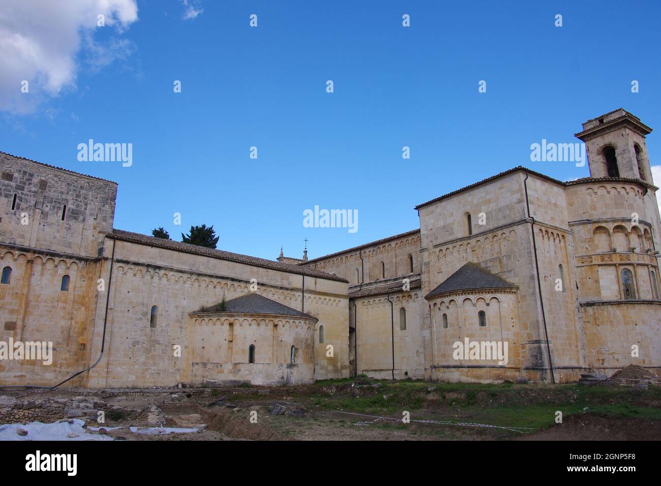 Le complexe de la cathédrale de Corfinio-Abruzzo-San Pelino est l'un des plus importants monuments romains des Abruzzes. Banque D'Images