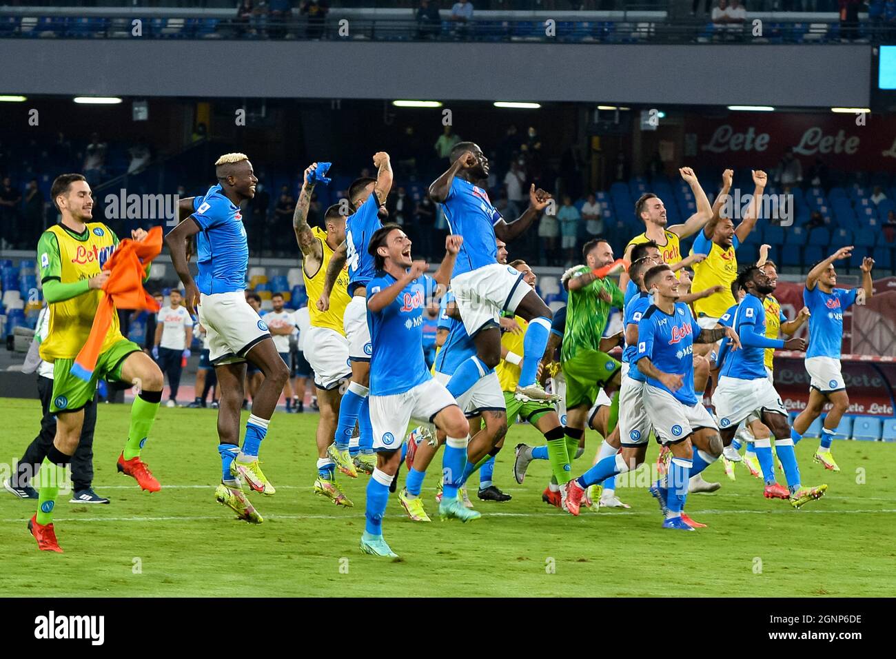NAPLES, ITALIE - SEPTEMBRE 26 : Victor Osimhen de SSC Napoli, Eljif Elmas de SSC Napoli, Kalidou Koulibaly de SSC Napoli et Giovanni Di Lorenzo de SSC Napoli célèbrent leur victoire lors de la série Un match entre SSC Napoli et Cagliari Calcio au Stadio Diego Armando Maradona le 26 septembre, 2021 à Naples, Italie (photo de Ciro Santangelo/Orange Pictures) Banque D'Images