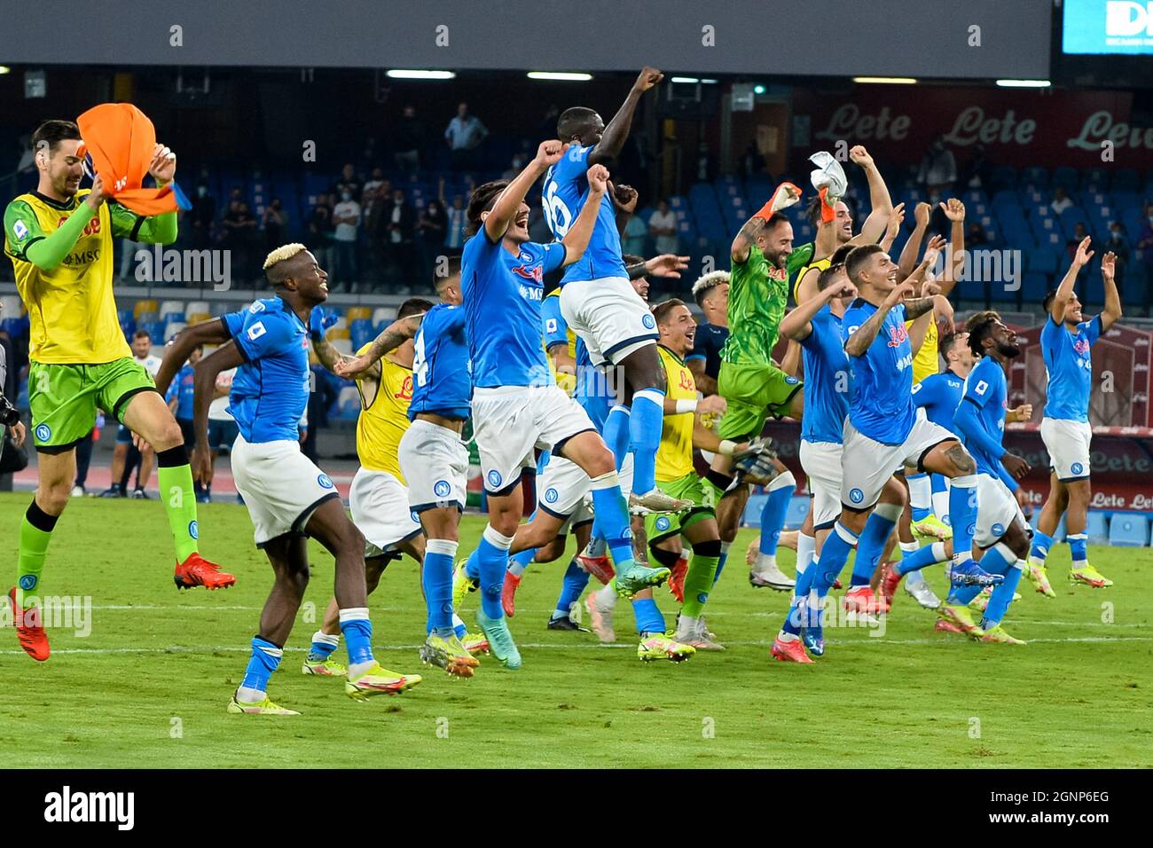 NAPLES, ITALIE - SEPTEMBRE 26 : Victor Osimhen de SSC Napoli, Eljif Elmas de SSC Napoli, Kalidou Koulibaly de SSC Napoli et Giovanni Di Lorenzo de SSC Napoli célèbrent leur victoire lors de la série Un match entre SSC Napoli et Cagliari Calcio au Stadio Diego Armando Maradona le 26 septembre, 2021 à Naples, Italie (photo de Ciro Santangelo/Orange Pictures) Banque D'Images