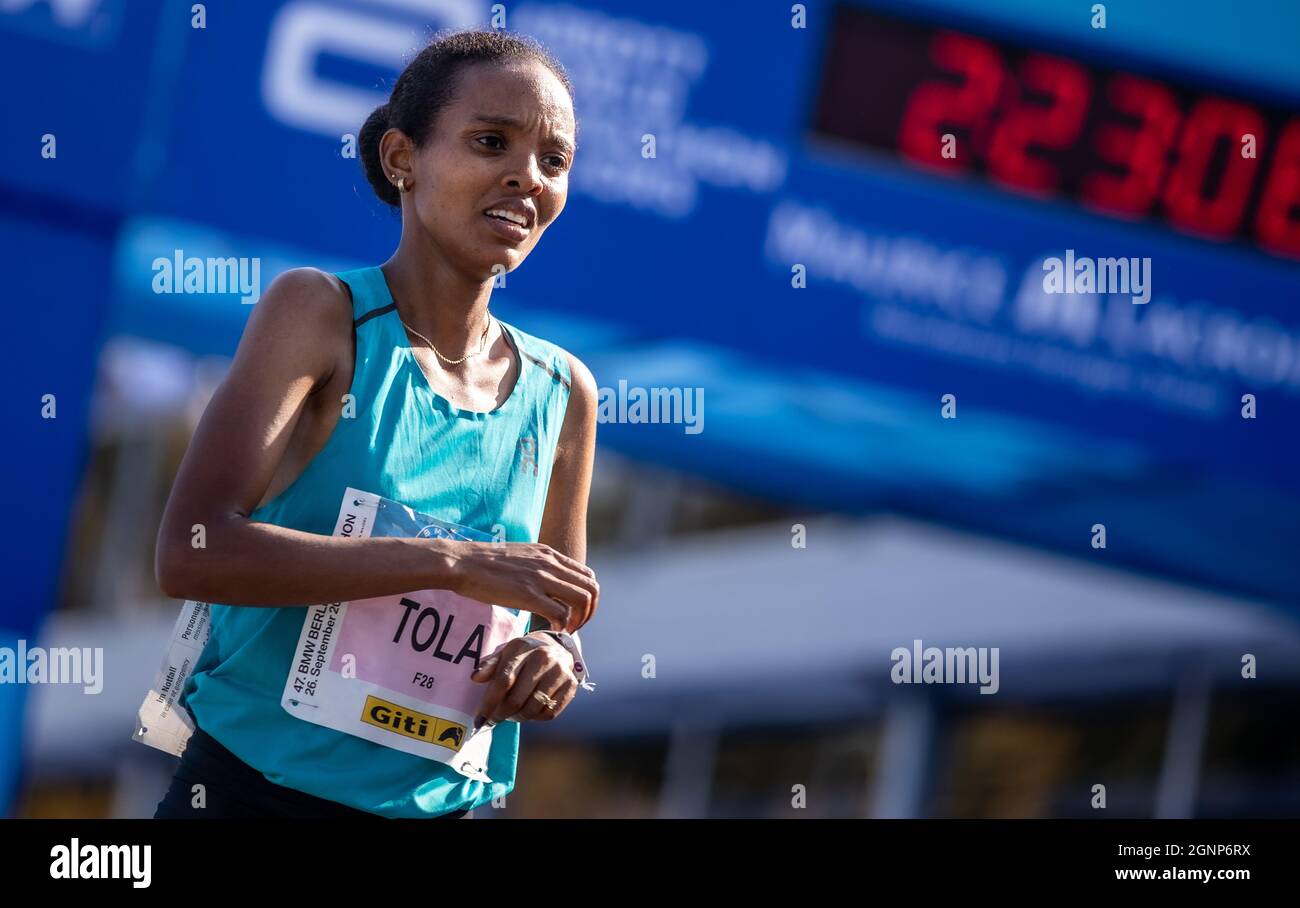 Berlin, Allemagne. 26 septembre 2021. Athlétisme : marathon, décision, femmes. Helen Tola, d'Éthiopie, termine troisième au BMW Berlin Marathon après 2:23:05 heures. Credit: Andreas Gora/dpa/Alay Live News Banque D'Images