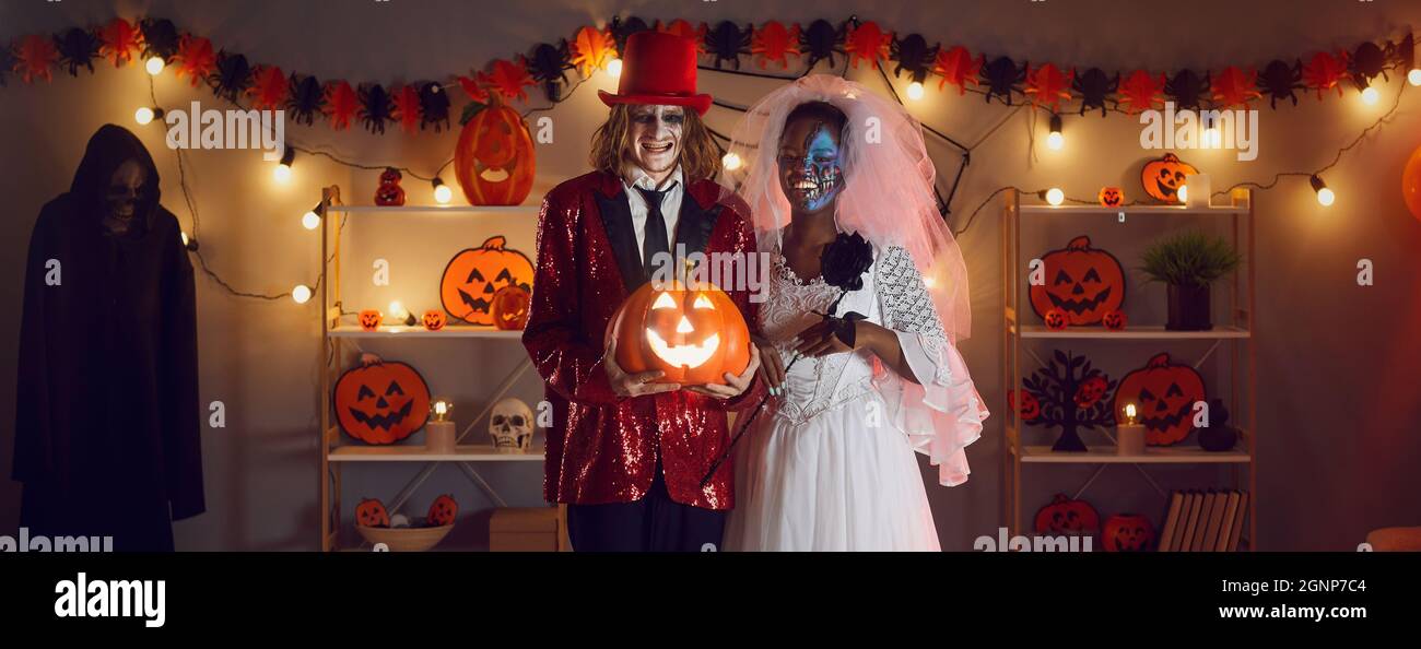Bannière Halloween avec homme heureux et femme vêtu de costumes de couple de mariage mort Banque D'Images