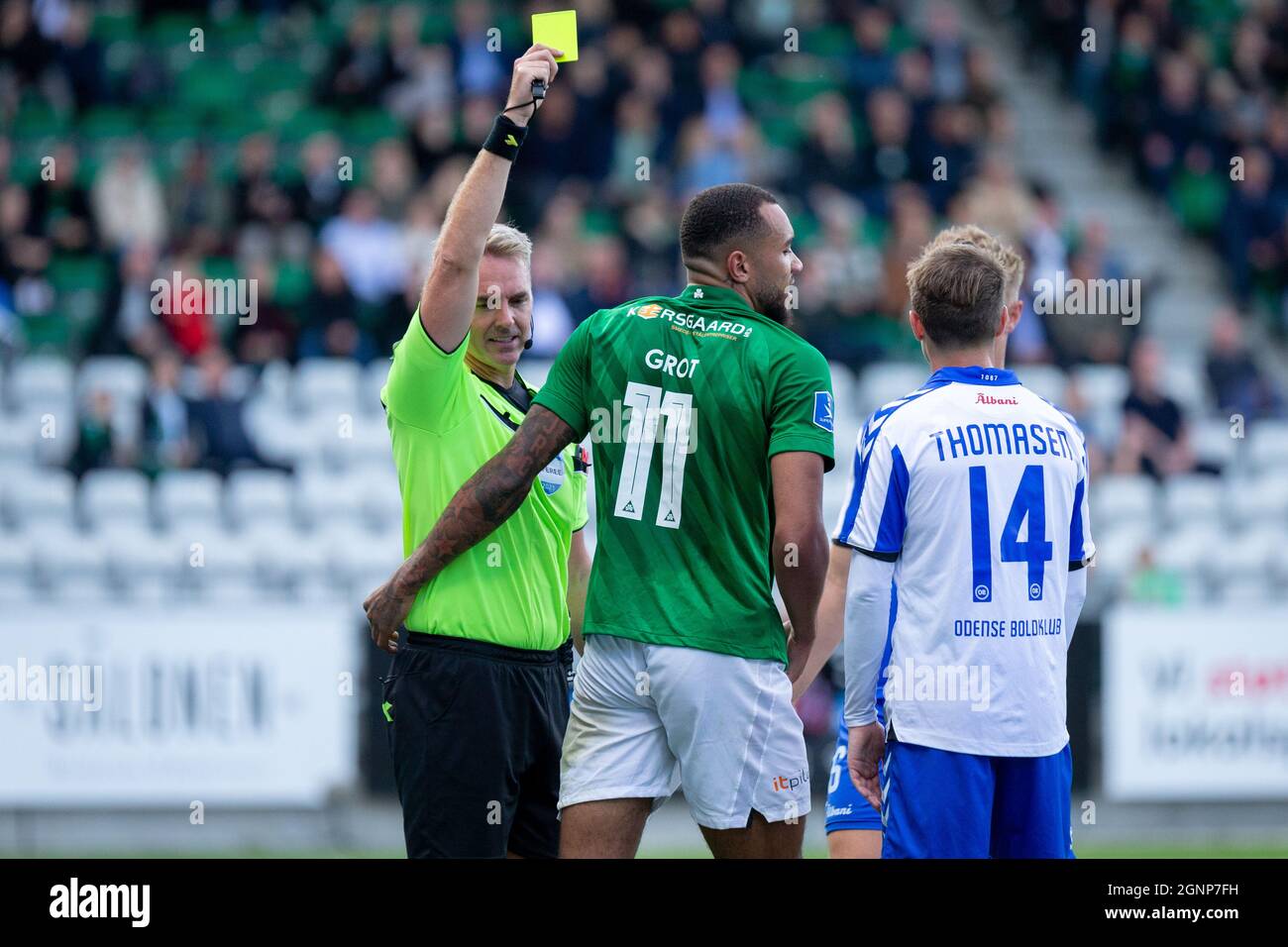 Viborg, Danemark. 26 septembre 2021. Arbitre Jakob Kehlet livre Jay-Roy Grot (11) de Viborg FF pendant le 3F Superliga match entre Viborg FF et Odense Boldklub à l'Energy Viborg Arena de Viborg. (Crédit photo : Gonzales photo/Alamy Live News Banque D'Images