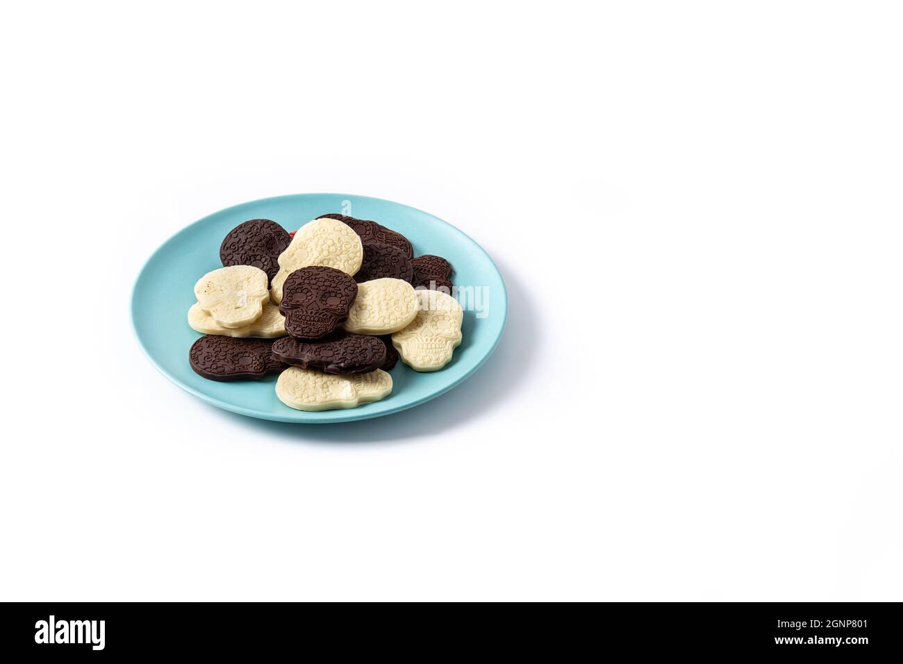 Crânes mexicains au chocolat isolés sur fond blanc Banque D'Images