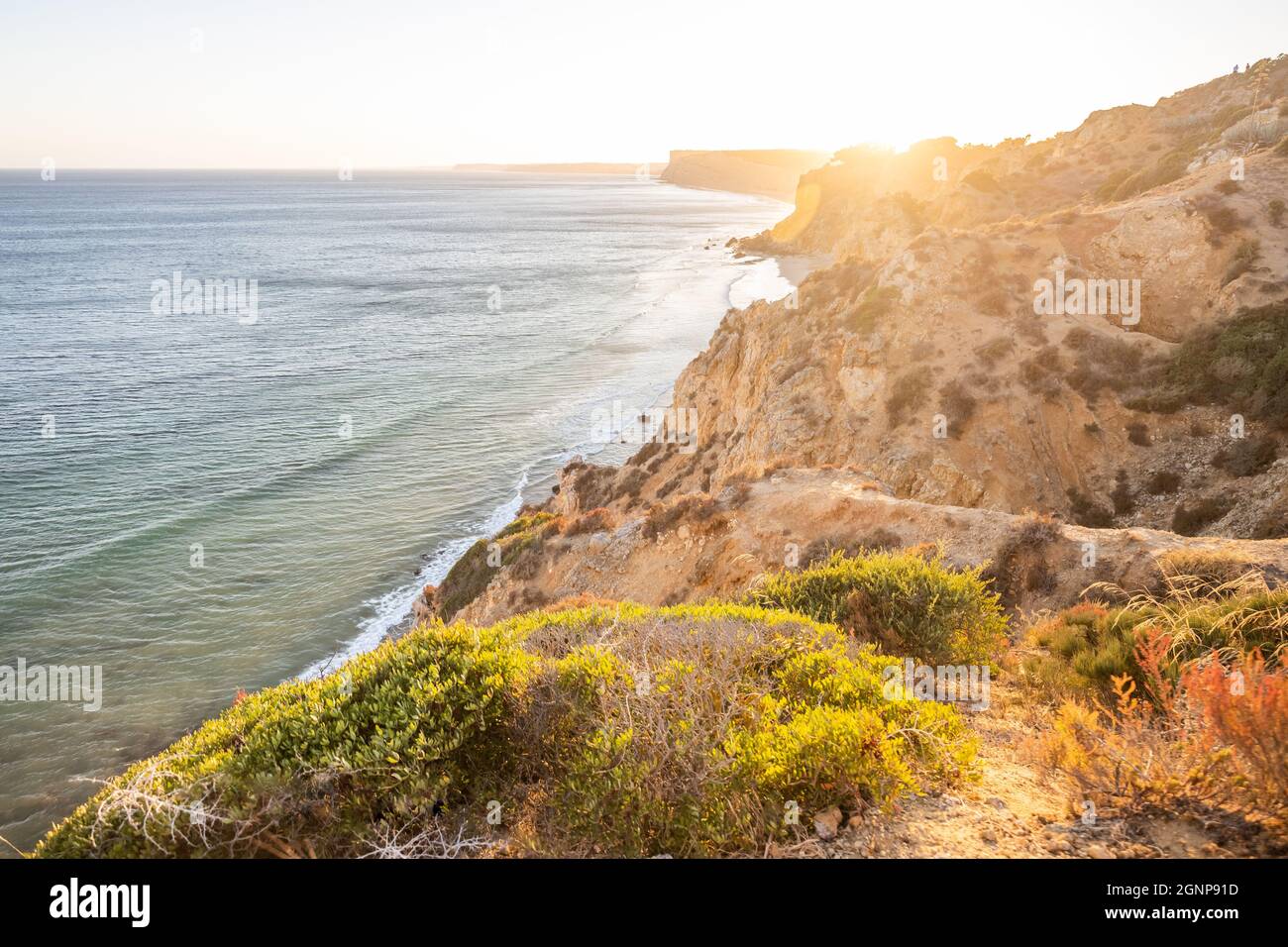 Vue imprenable sur Praia do Camilo à Lagos, Algarve Portugal pendant le lever du soleil.Rochers, falaises et formations dans l'océan.Trésor naturel Banque D'Images