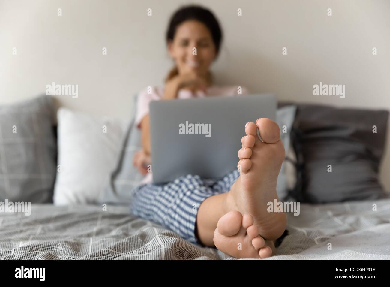 Webcam girl feet Banque de photographies et d'images à haute résolution -  Alamy