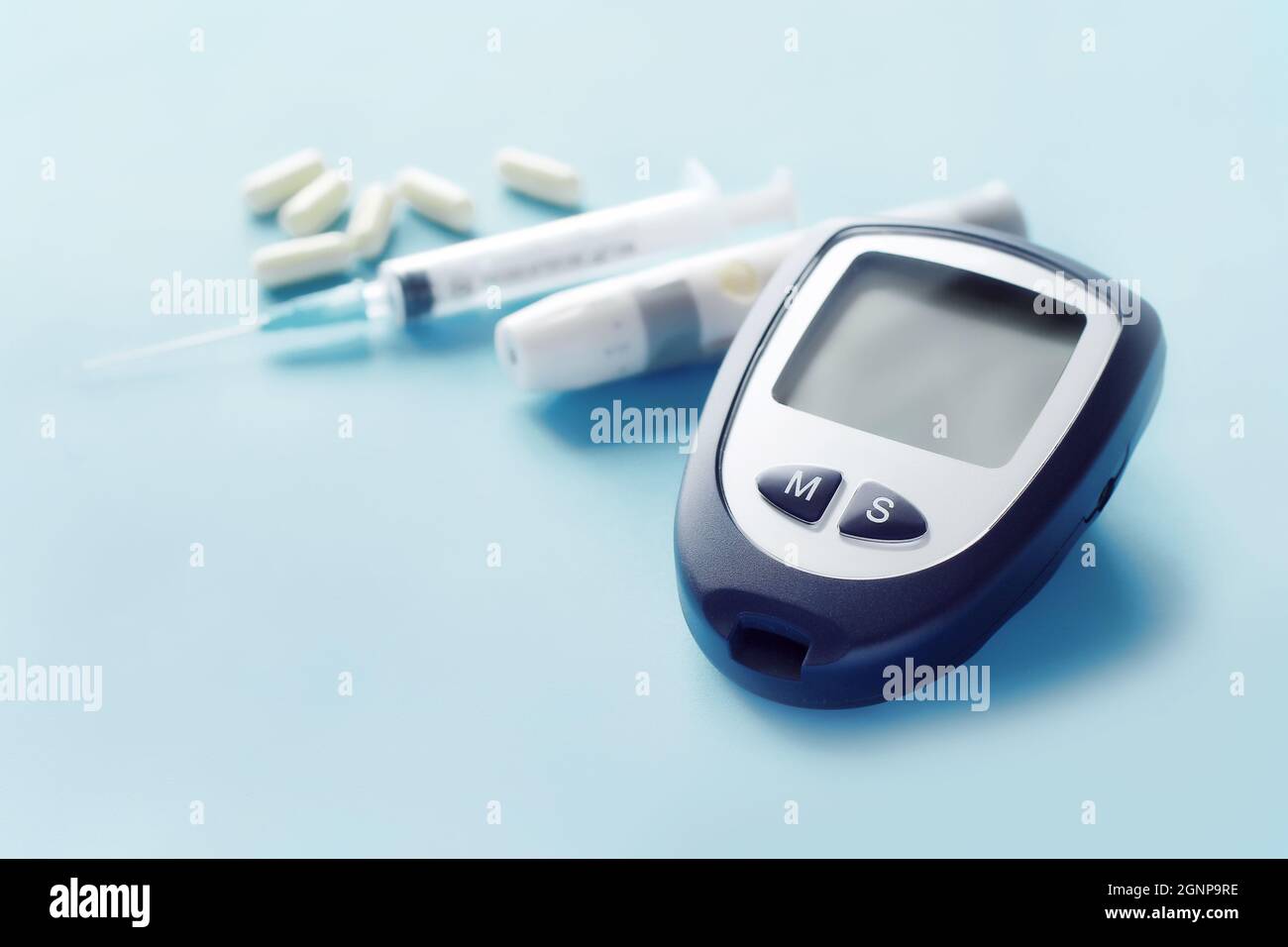 Glucomètre, seringue et pilules. Concept de diabète. Banque D'Images