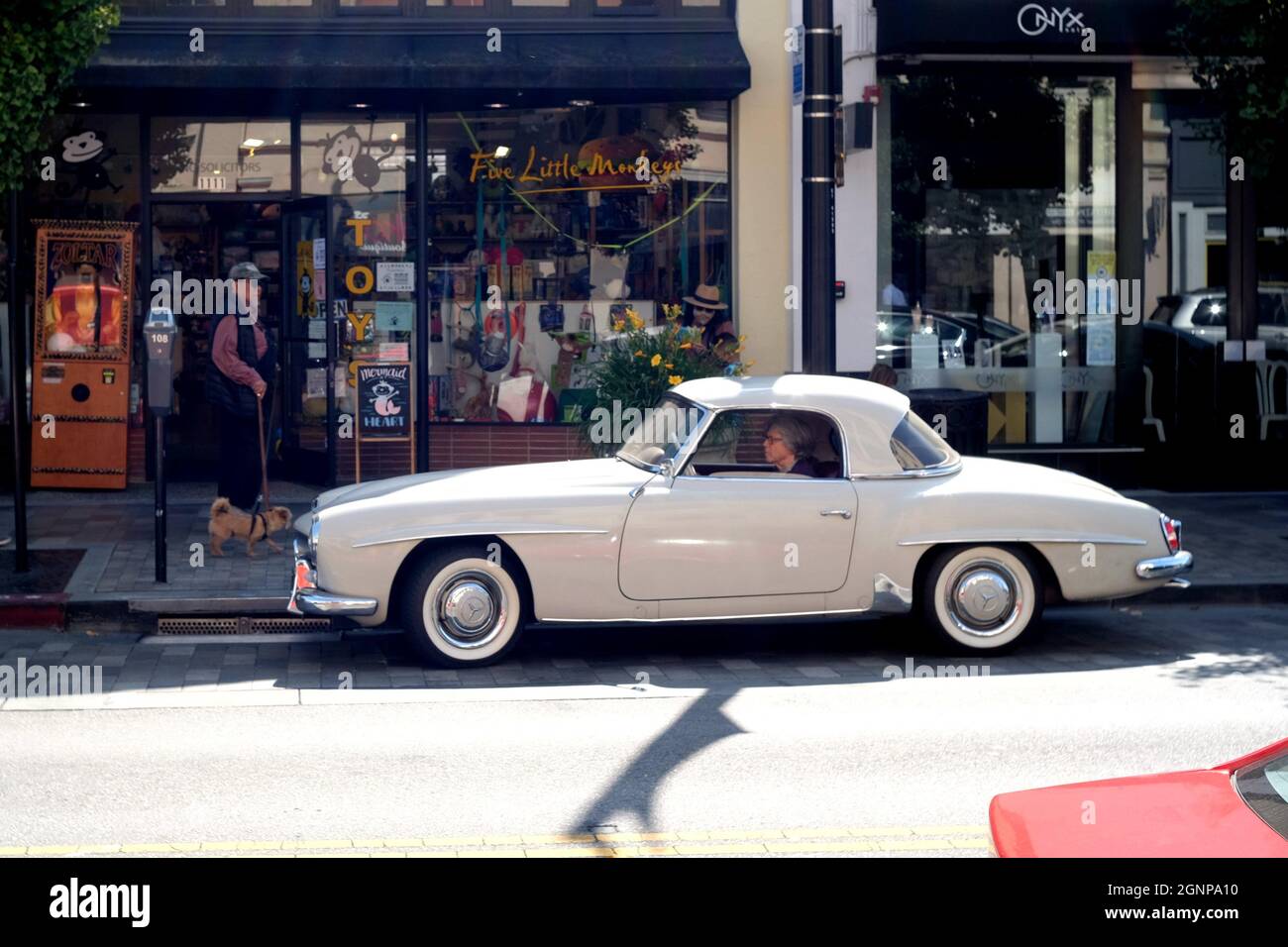 Burlingame, États-Unis. 26 septembre 2021. Un homme conduit une voiture d'époque dans une rue à Burlingame, Californie, États-Unis, le 26 septembre 2021. Crédit : Wu Xiaoling/Xinhua/Alay Live News Banque D'Images