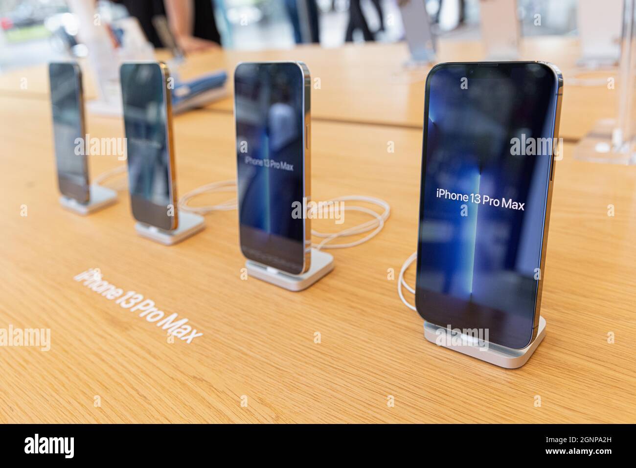 IPhone 13 Pro Max exposé dans l'Apple Store d'Omotesando, Tokyo, le 27 septembre 2021. Credit: Stanislav Kogiku/AFLO/Alay Live News Banque D'Images