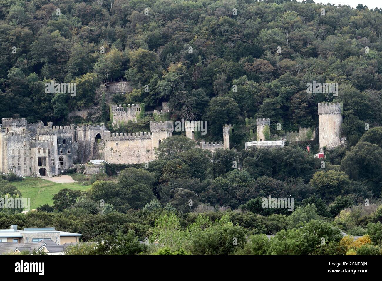 Le château de Gwrych dans Abergele pays de Galles est en train d'être transformé par ITV dans un camping médiéval pour que je suis une célébrité sortir de moi d'ici 2021, les préparatifs au château sont en cours comme dernier spectacle d'image Banque D'Images