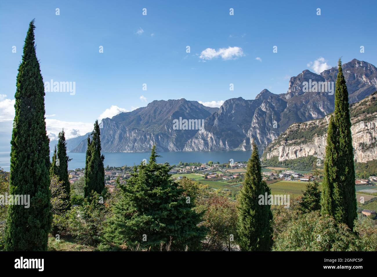 Vue entre les cyprès sur la rive nord du lac de Garde Banque D'Images