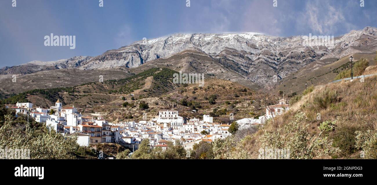 Vue pittoresque des bâtiments dans les montagnes rocheuses contre le ciel nuageux Banque D'Images