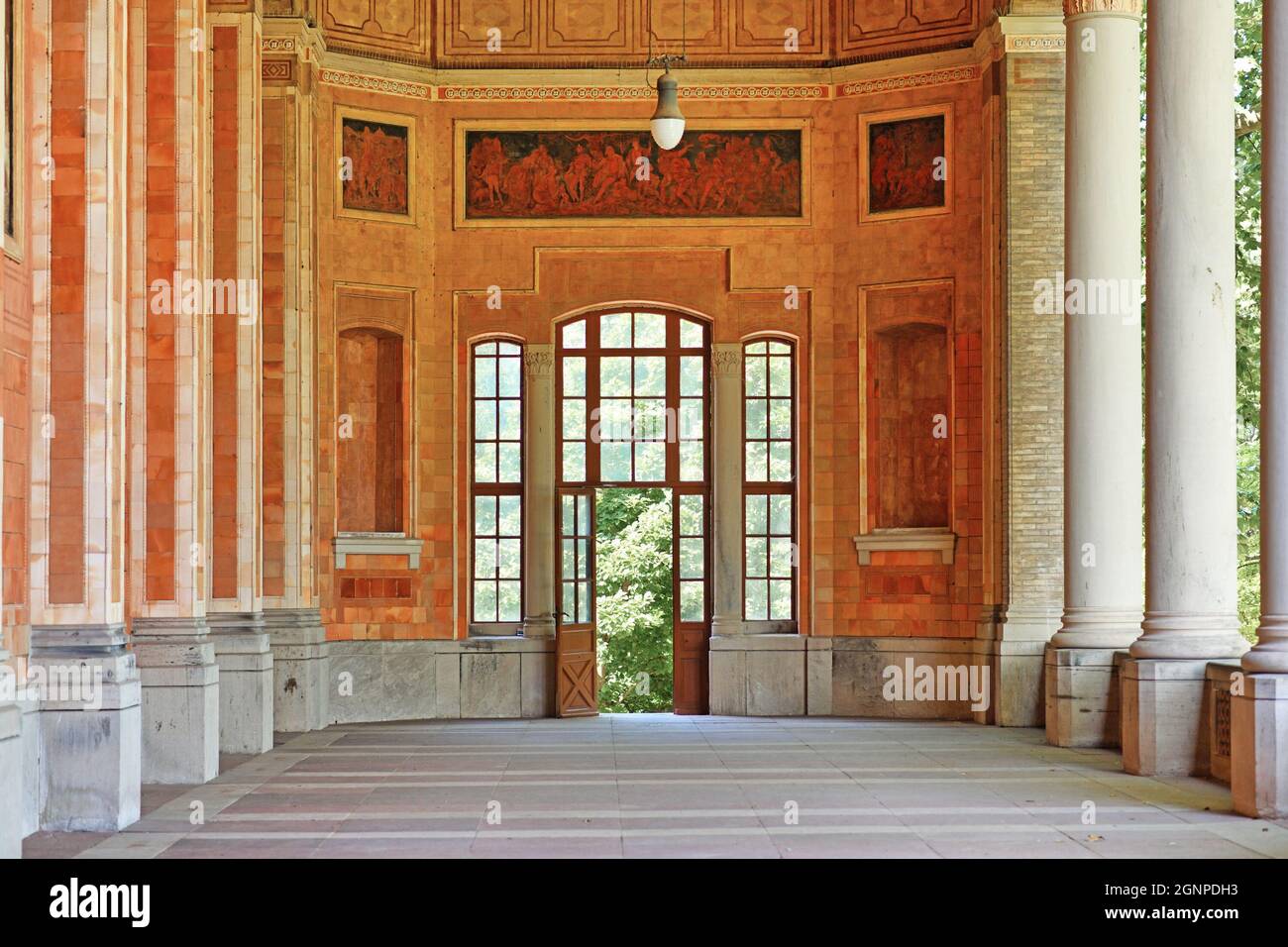Baden-Baden, Allemagne - juillet 2021: Entrée de la pompe historique appelée 'Trinkhalle' Banque D'Images