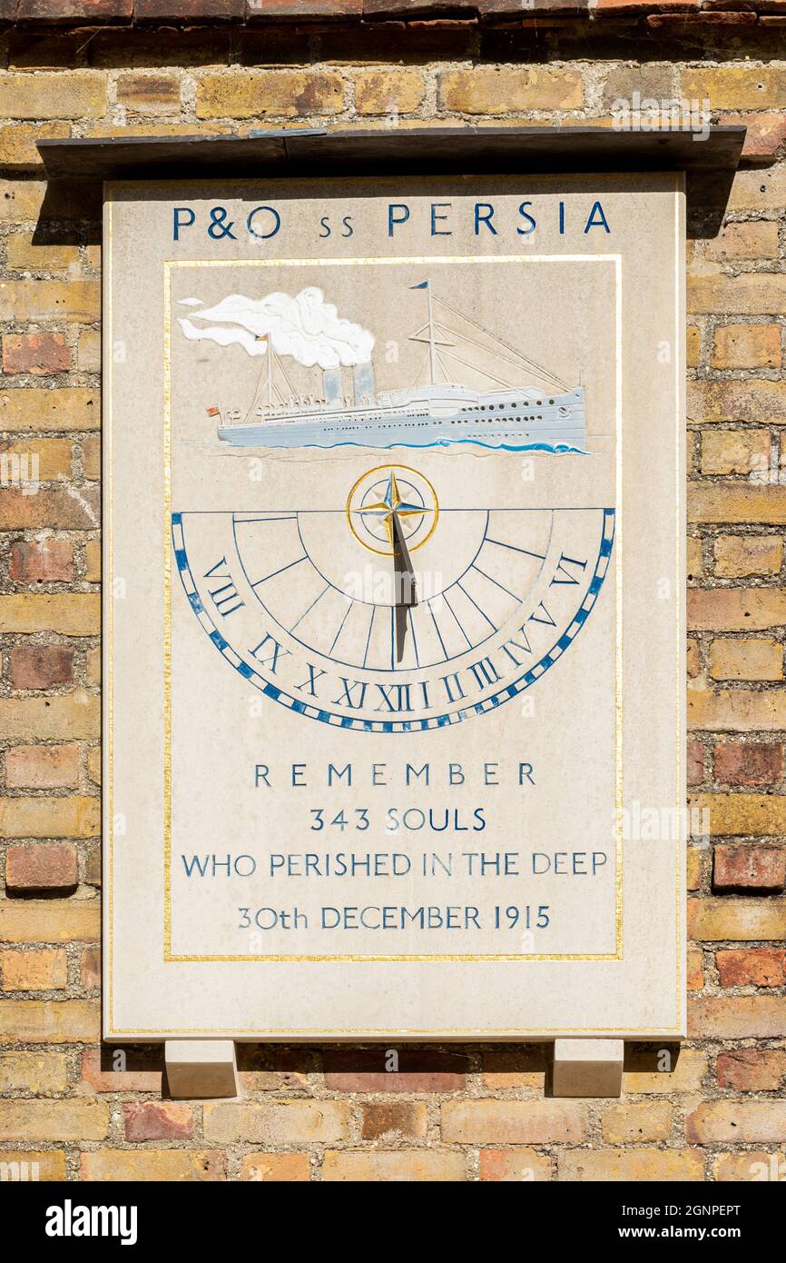 Cadran solaire commémoratif commémorant la SS Persia, un navire P&O qui a été torpillé et coulé pendant la première guerre mondiale au village de Bucklers Hard dans le Hampshire, au Royaume-Uni Banque D'Images