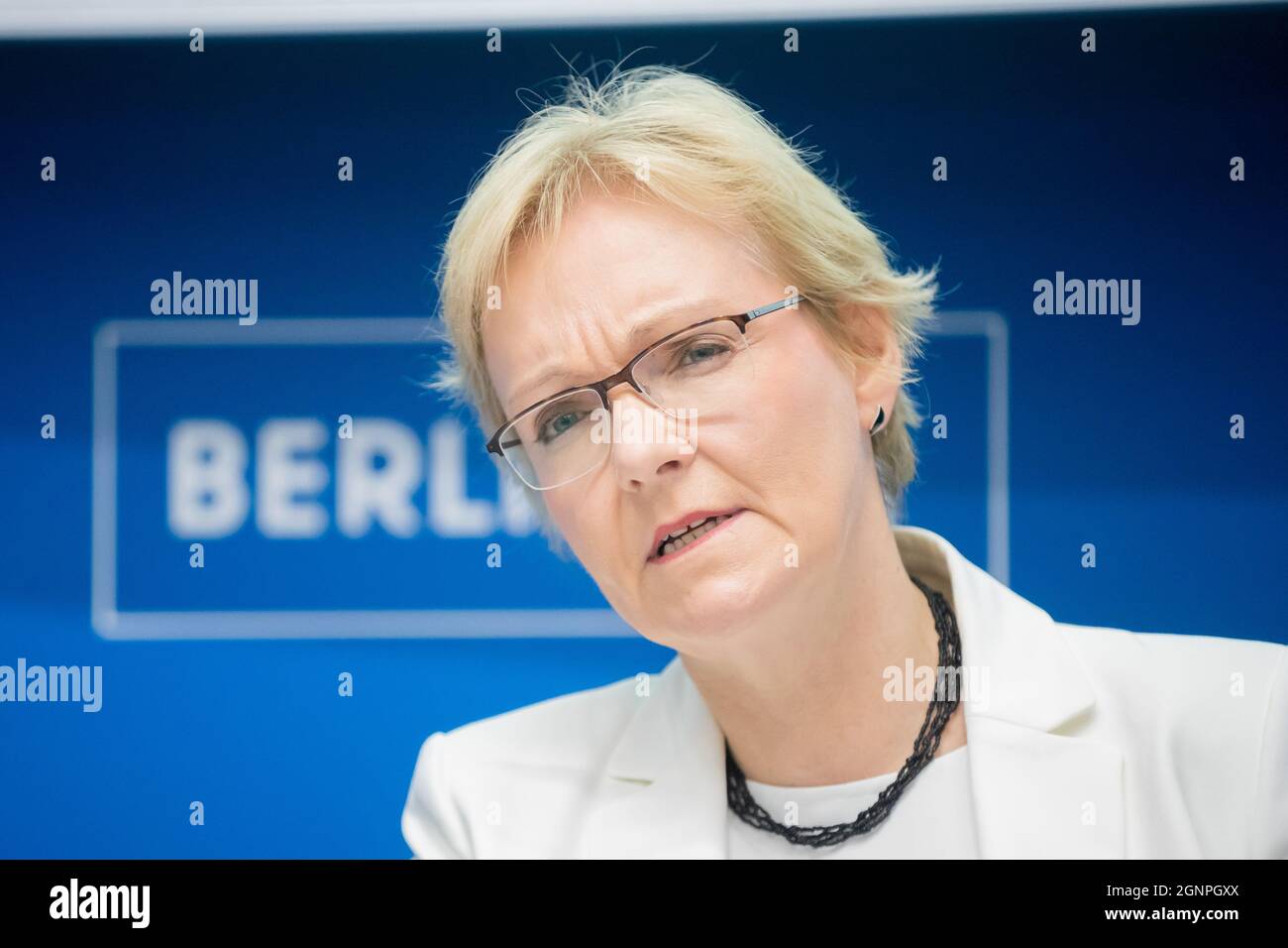 Berlin, Allemagne. 27 septembre 2021. Petra Michaelis, commissaire aux élections de Berlin, prend la parole lors d'une conférence de presse à l'occasion de l'élection de la Chambre des représentants de Berlin la veille. Credit: Christoph Soeder/dpa/Alay Live News Banque D'Images