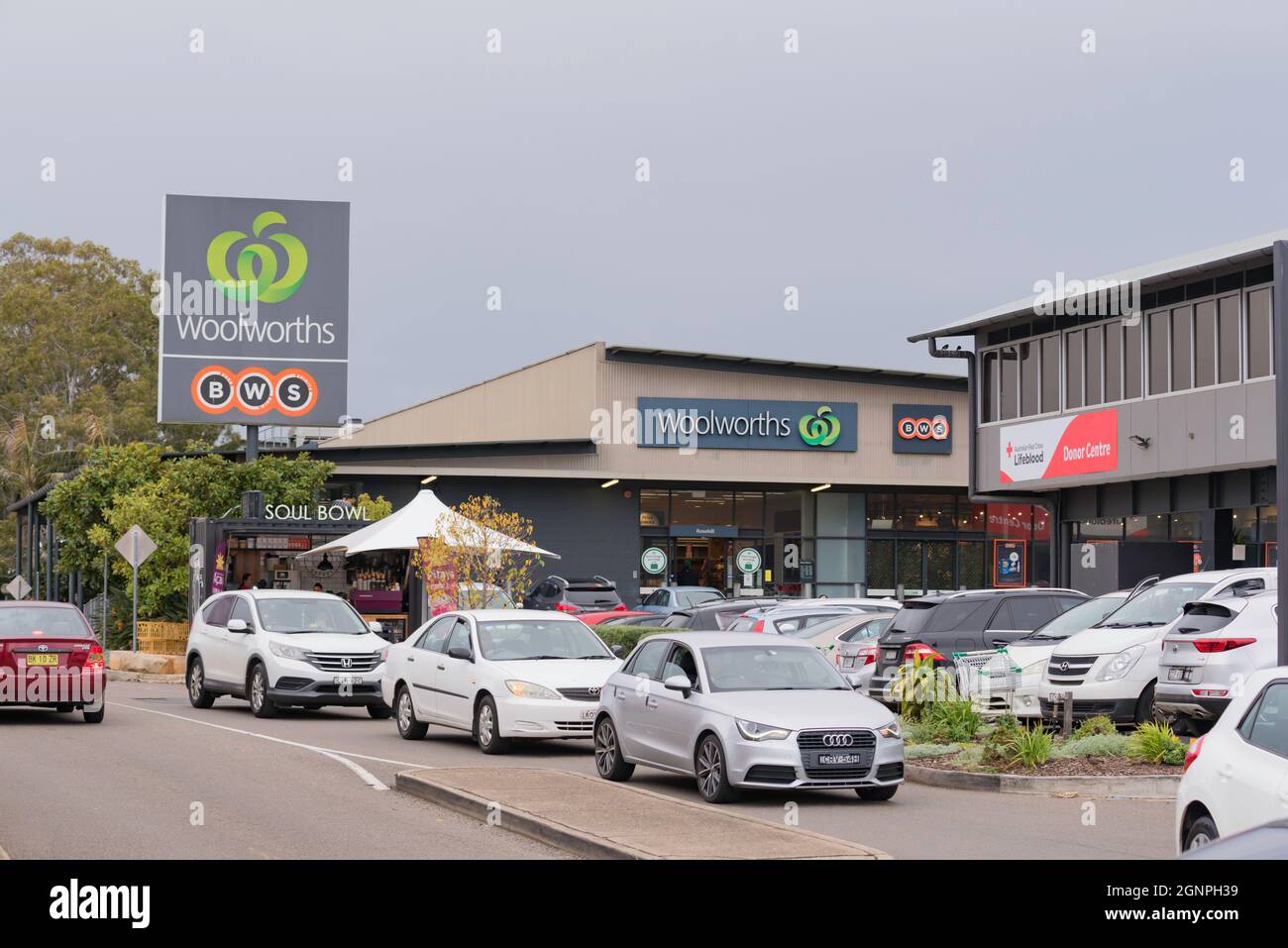 Les voitures sont mises en file d'attente et garées à l'extérieur d'un supermarché Woolworths au parc Harris, dans l'ouest de Sydney, en Nouvelle-Galles du Sud, en Australie Banque D'Images