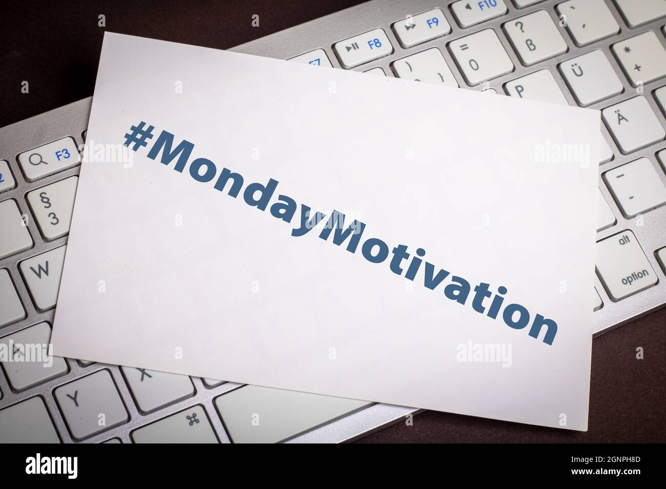 Une feuille de papier blanche sur un clavier d'ordinateur avec le hashtag Mondaymotivation pour la motivation de commencer une nouvelle semaine de travail Banque D'Images