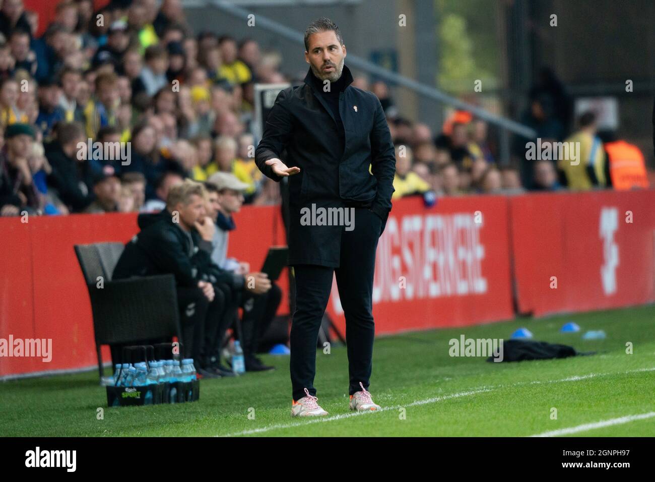 Brondby, Danemark. 26 septembre 2021. L'entraîneur-chef Marti Cifuentes d'Aalborg Boldklub vu pendant le match 3F Superliga entre Broendby IF et Aalborg Boldklub à Brondby Stadion. (Crédit photo : Gonzales photo/Alamy Live News Banque D'Images