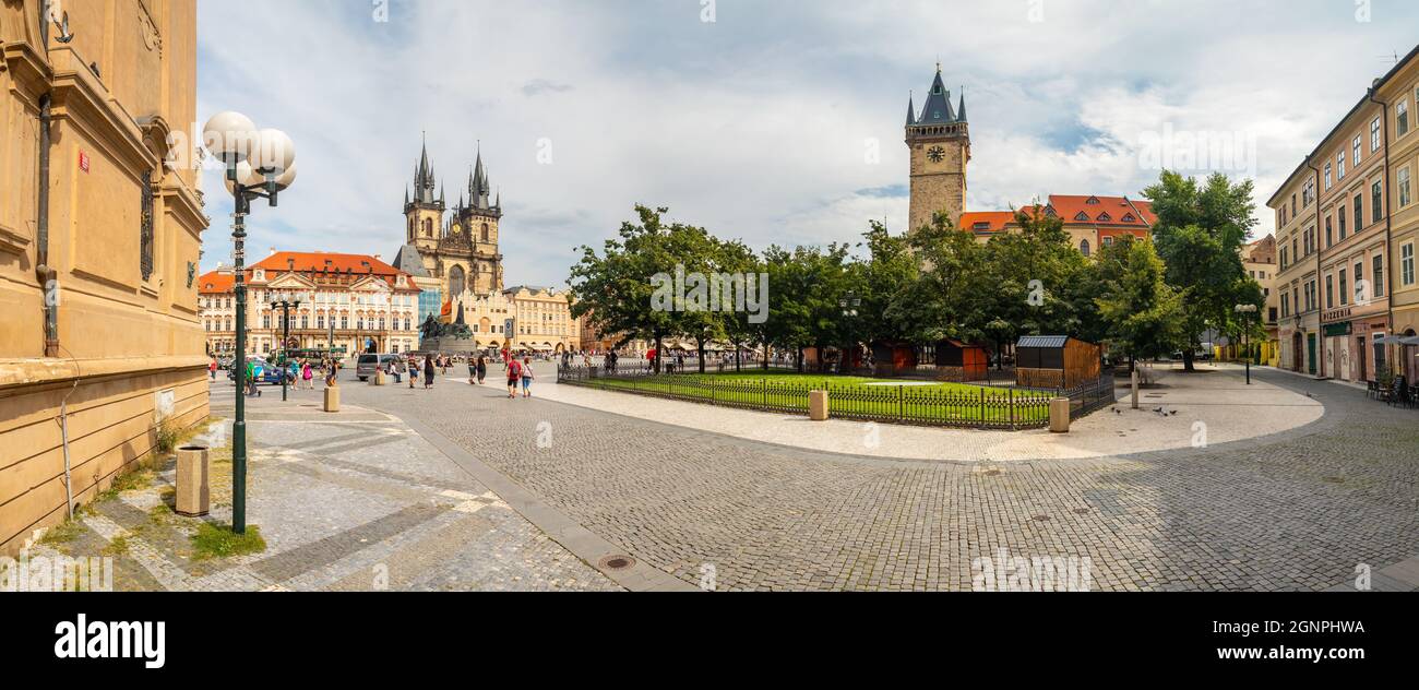 Place de la vieille ville avec tour de l'ancien hôtel de ville et église notre-Dame avant Tyn, Prague, République tchèque Banque D'Images