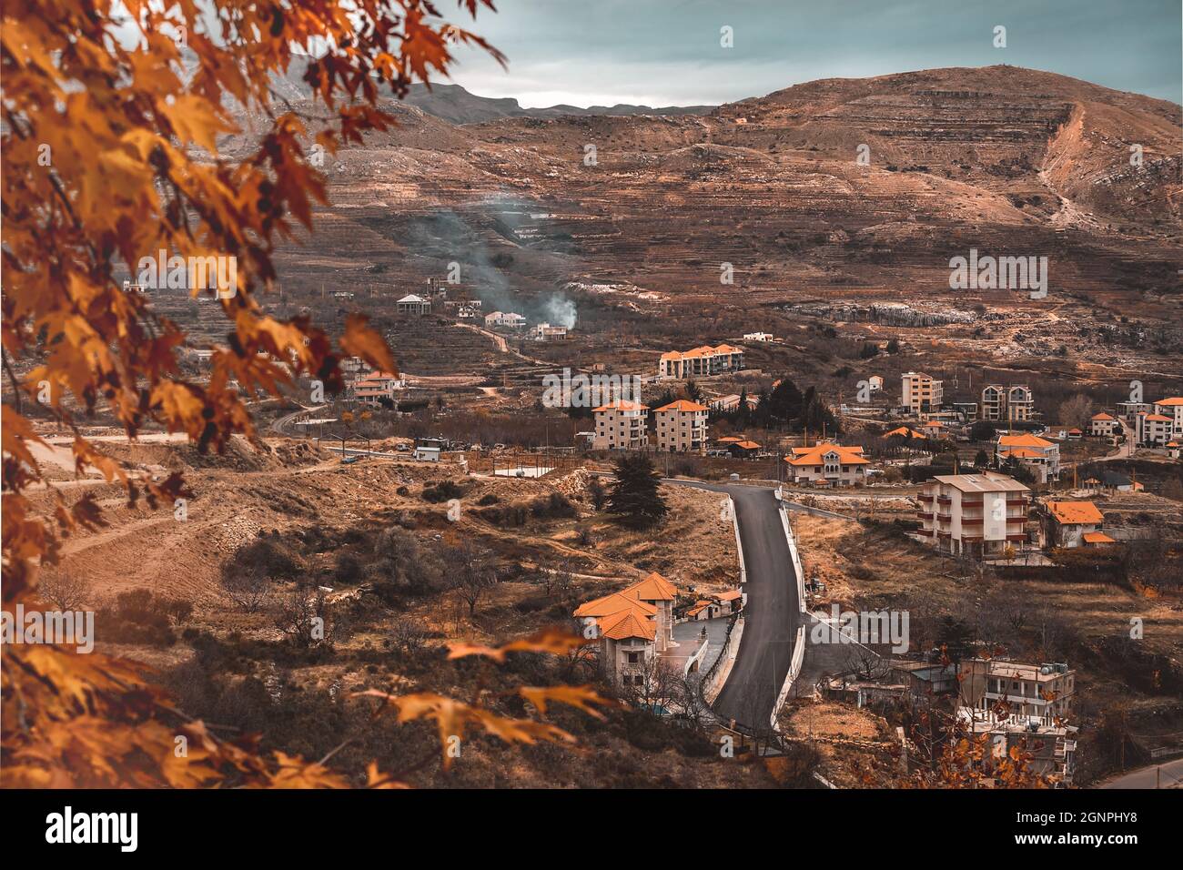Magnifique paysage d'automne. Ehden est une ville montagneuse au cœur des montagnes du Nord du Liban. Changements météorologiques. Banque D'Images