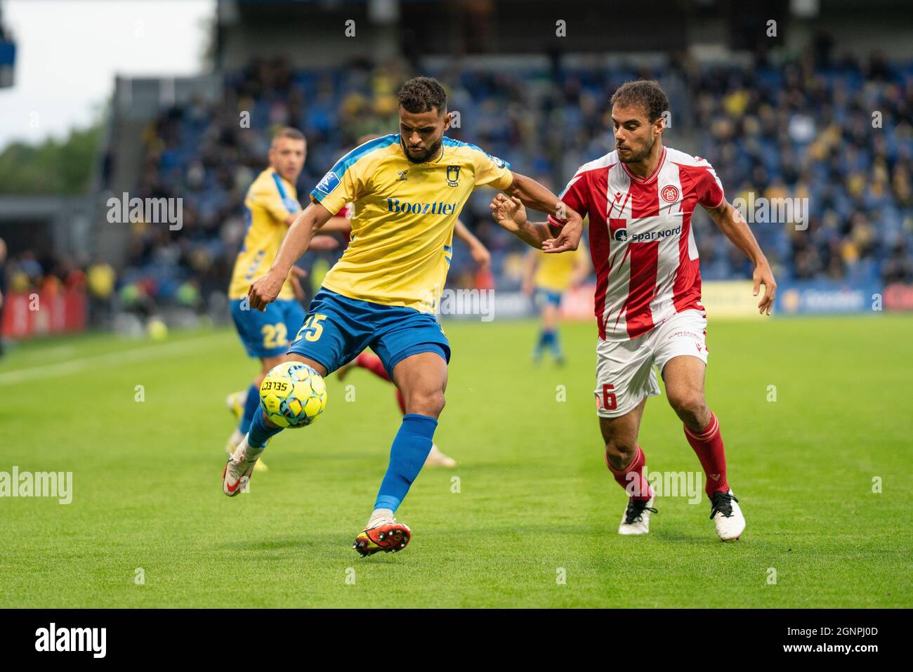 Brondby, Danemark. 26 septembre 2021. Ais Ben Slimane (25) de Broendby IF et Pedro Ferreira (6) d'Aalborg Boldklub vu pendant le match 3F Superliga entre Broendby IF et Aalborg Boldklub à Brondby Stadion. (Crédit photo : Gonzales photo/Alamy Live News Banque D'Images