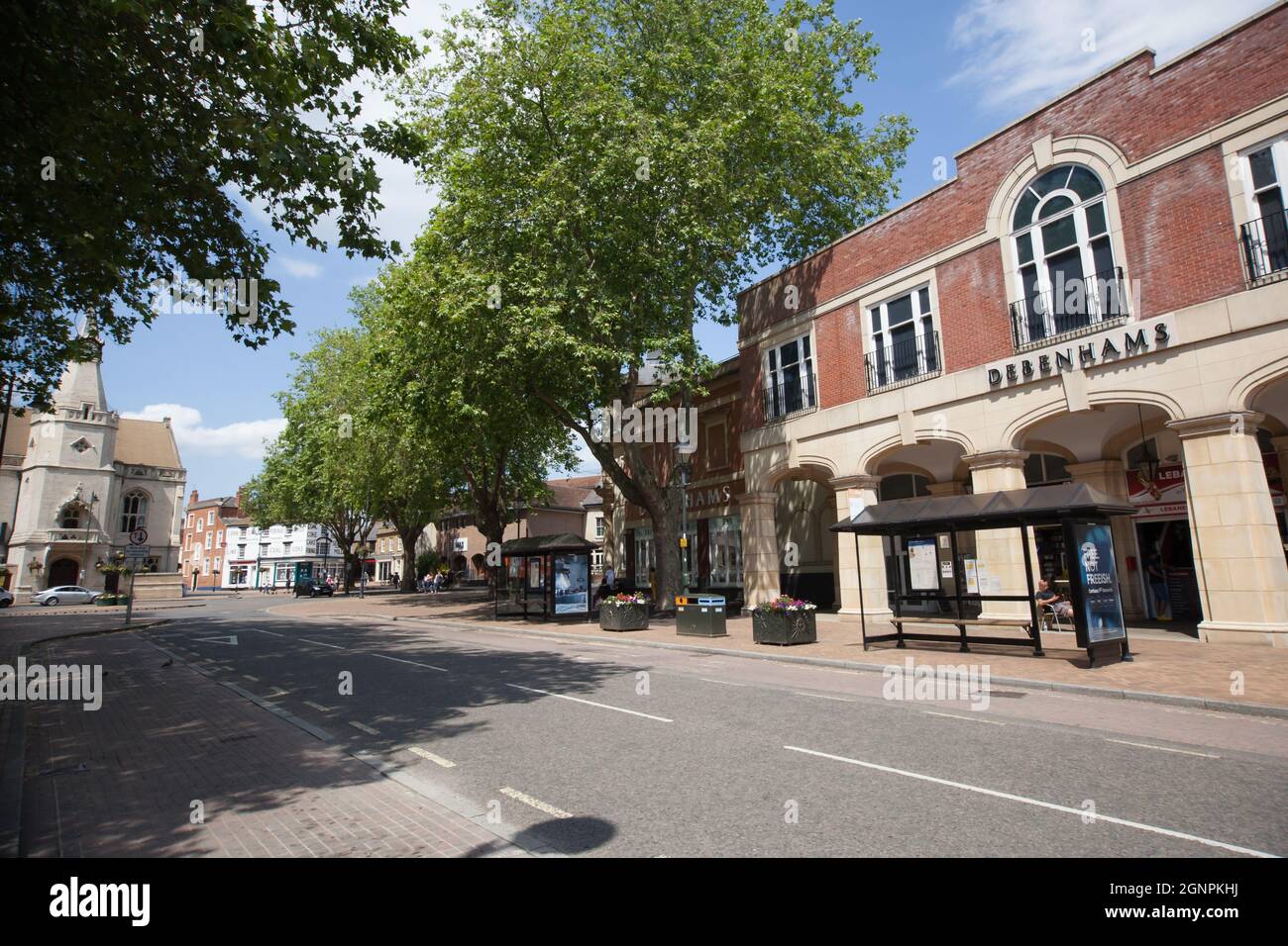 Bridge Street avec la Mairie et Debenhams à Banbury, Oxfordshire au Royaume-Uni, pris le 26 juin 2020 Banque D'Images