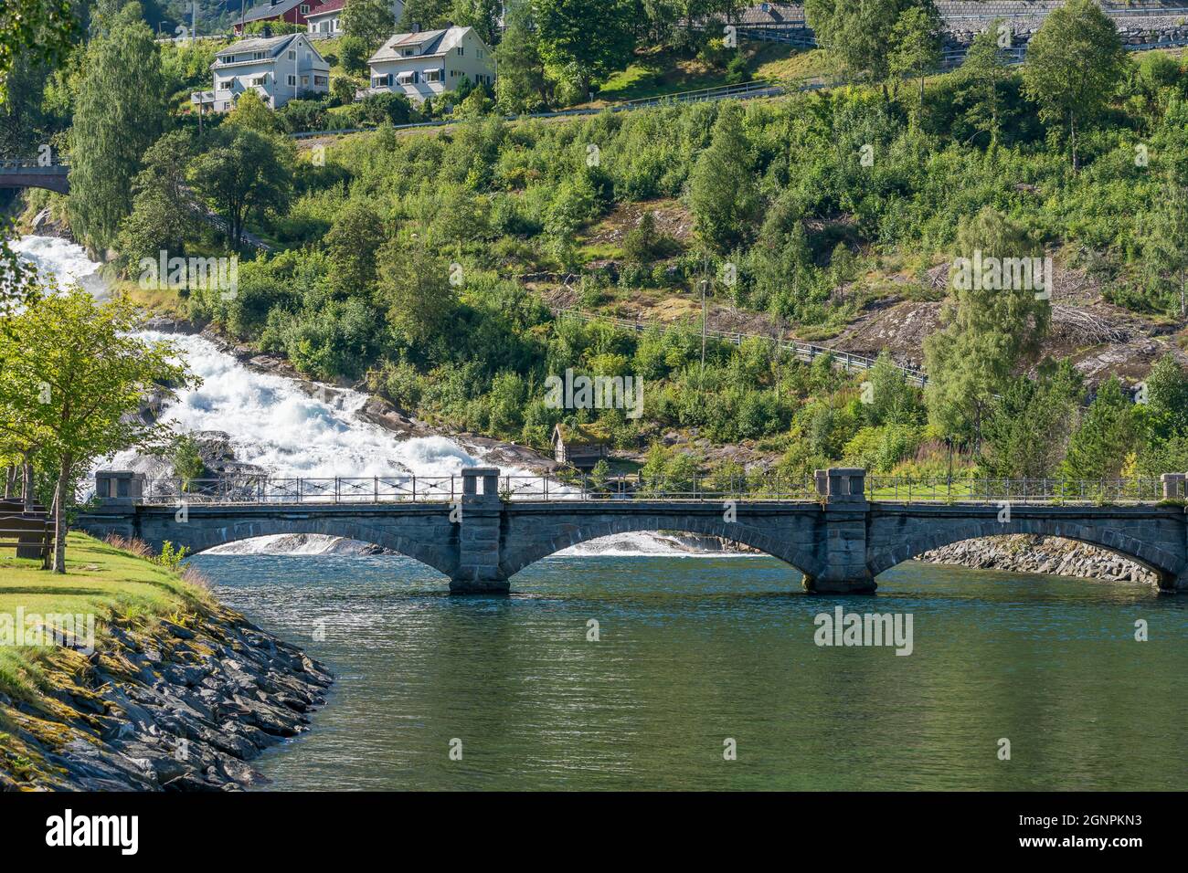 HELLESYLT, NORVÈGE - 2020 AOÛT 10. La cascade Hellesyltfossen et le magnifique pont en pierre. Banque D'Images