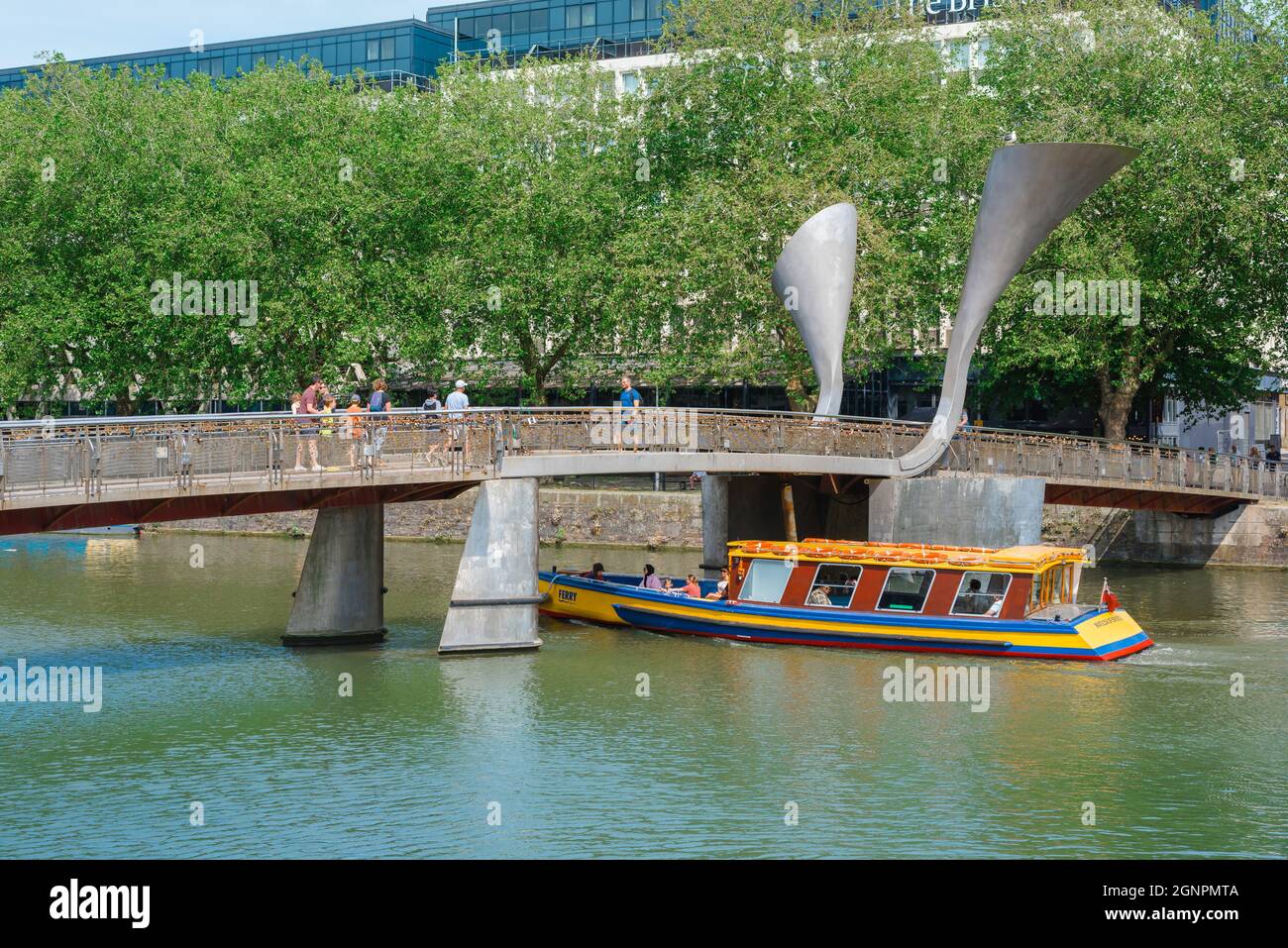 Le tourisme de Bristol, vue en été d'un ferry passant sous le pont de Pero dans le quartier populaire de Harbourside dans le centre de Bristol, Angleterre, Royaume-Uni Banque D'Images