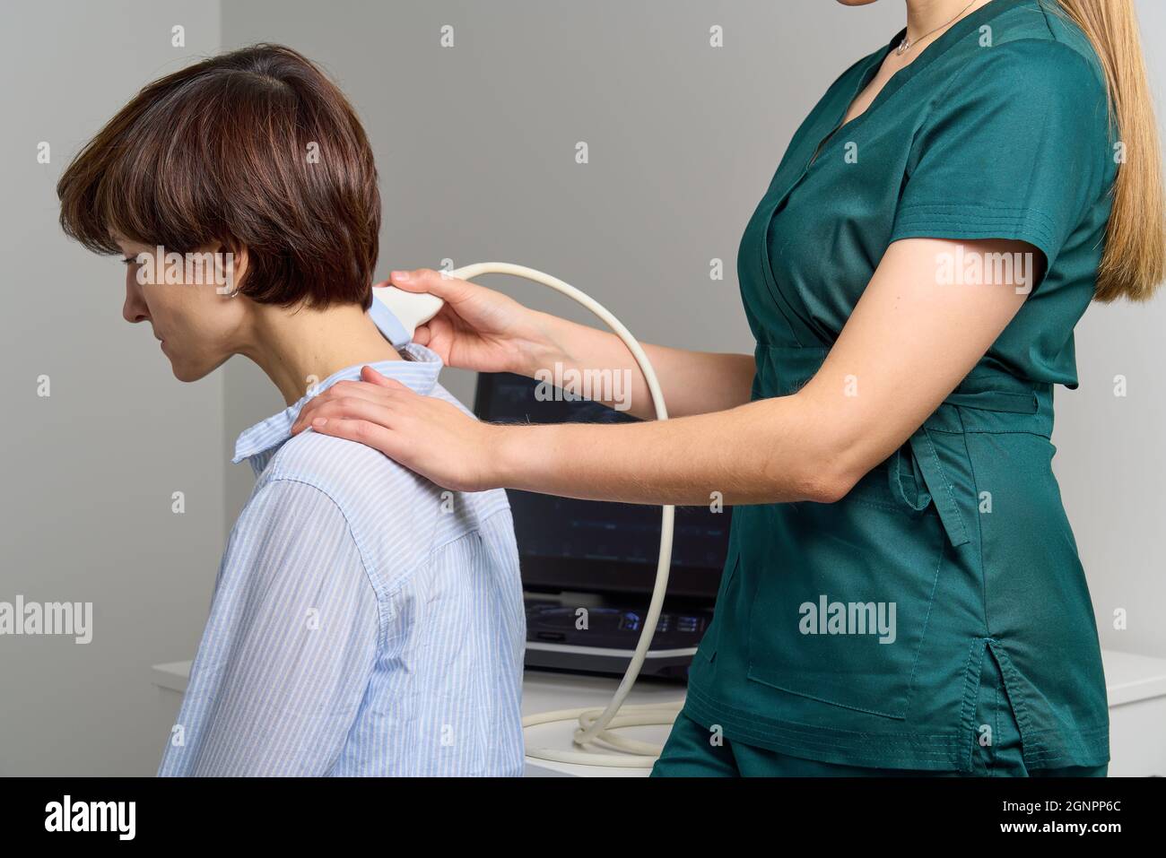 Échographiste féminine sans visage qui examine le cou. Professionnel de la santé qui effectue l'échographie Banque D'Images