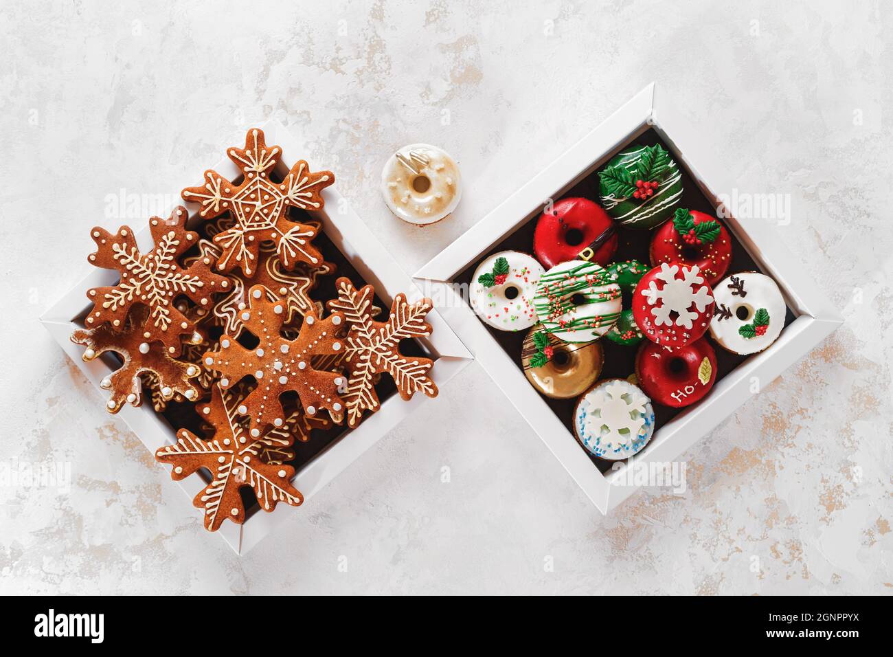 Boîtes à biscuits de Noël. Boîtes en carton avec beignets et pain d'épice en cadeau. Vue de dessus, espace vide Banque D'Images
