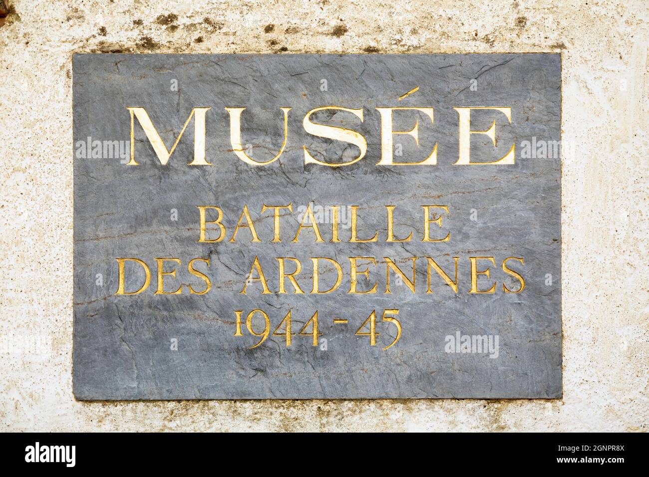 Europe, Luxembourg, Wiltz, Schlass Wolz (château de Wiltz) avec panneau pour le Musée bataille des Ardennes 1944-45 Banque D'Images