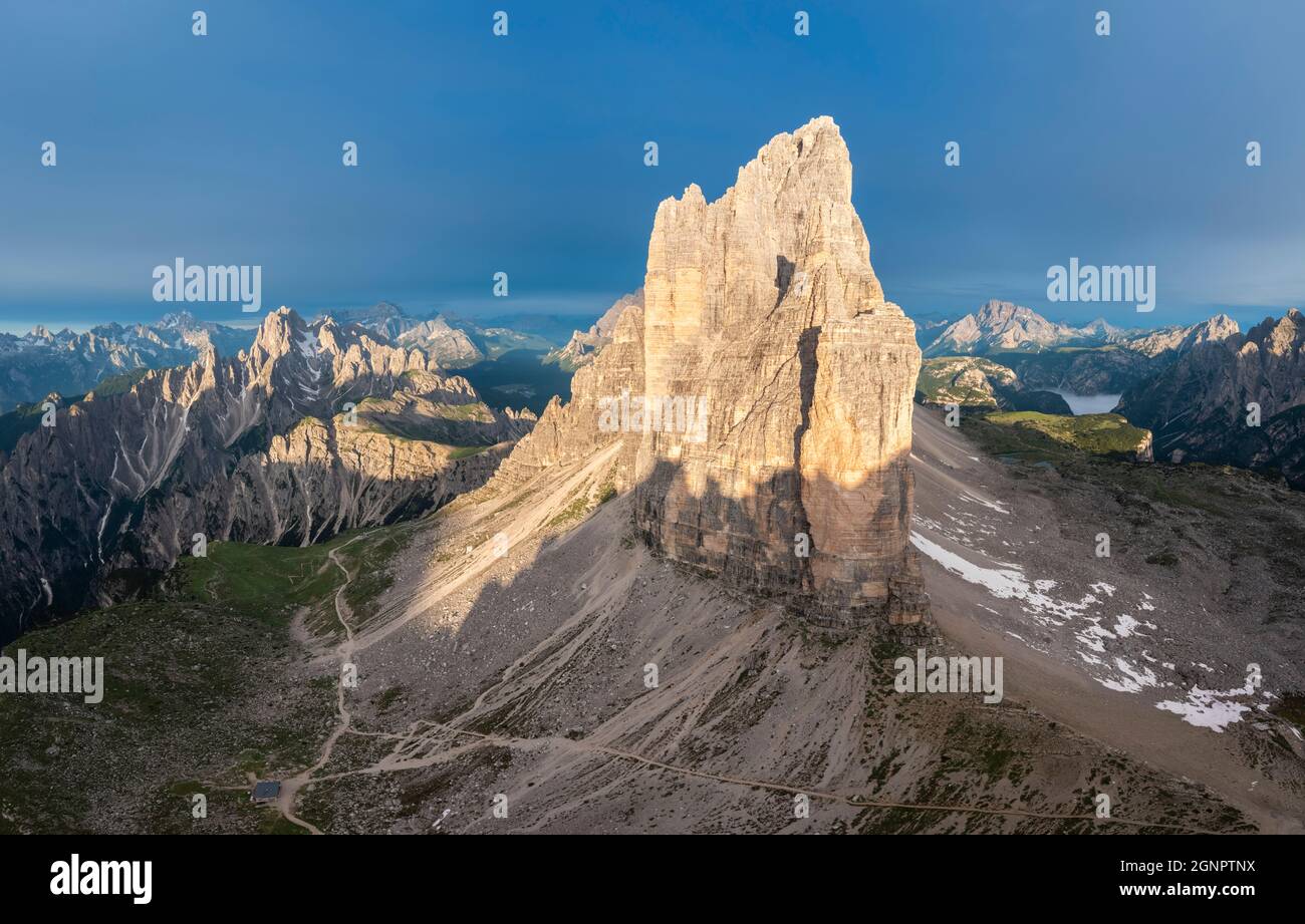 Vue aérienne de la Tre cime di Lavaredo au lever du soleil. Misurina, Auronzo di Cadore, province de Belluno, Vénétie, Italie, Europe. Banque D'Images