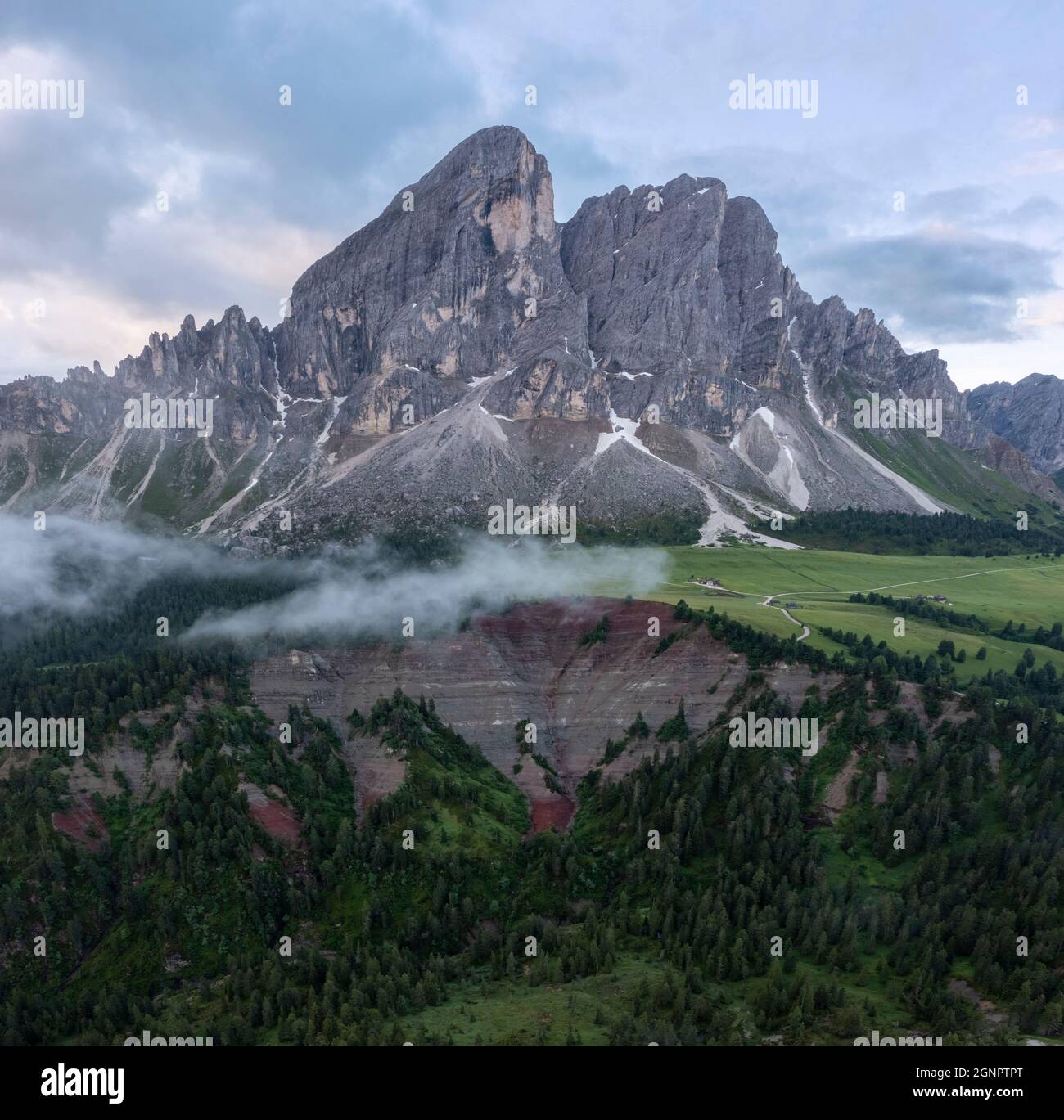 Vue aérienne des pics de Sass de Putia à l'aube. Passo Delle Erbe, Dolomites, Tyrol du Sud, Trentin-Haut-Adige, Italie. Banque D'Images
