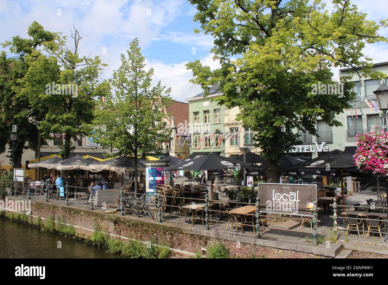 MECHELEN, BELGIQUE, 1er AOÛT 2021 : vue sur le 'Vismarkt' (marché aux poissons) à Mechelen. Une partie très populaire de la ville pour la nourriture et les boissons, avec beaucoup de repos Banque D'Images