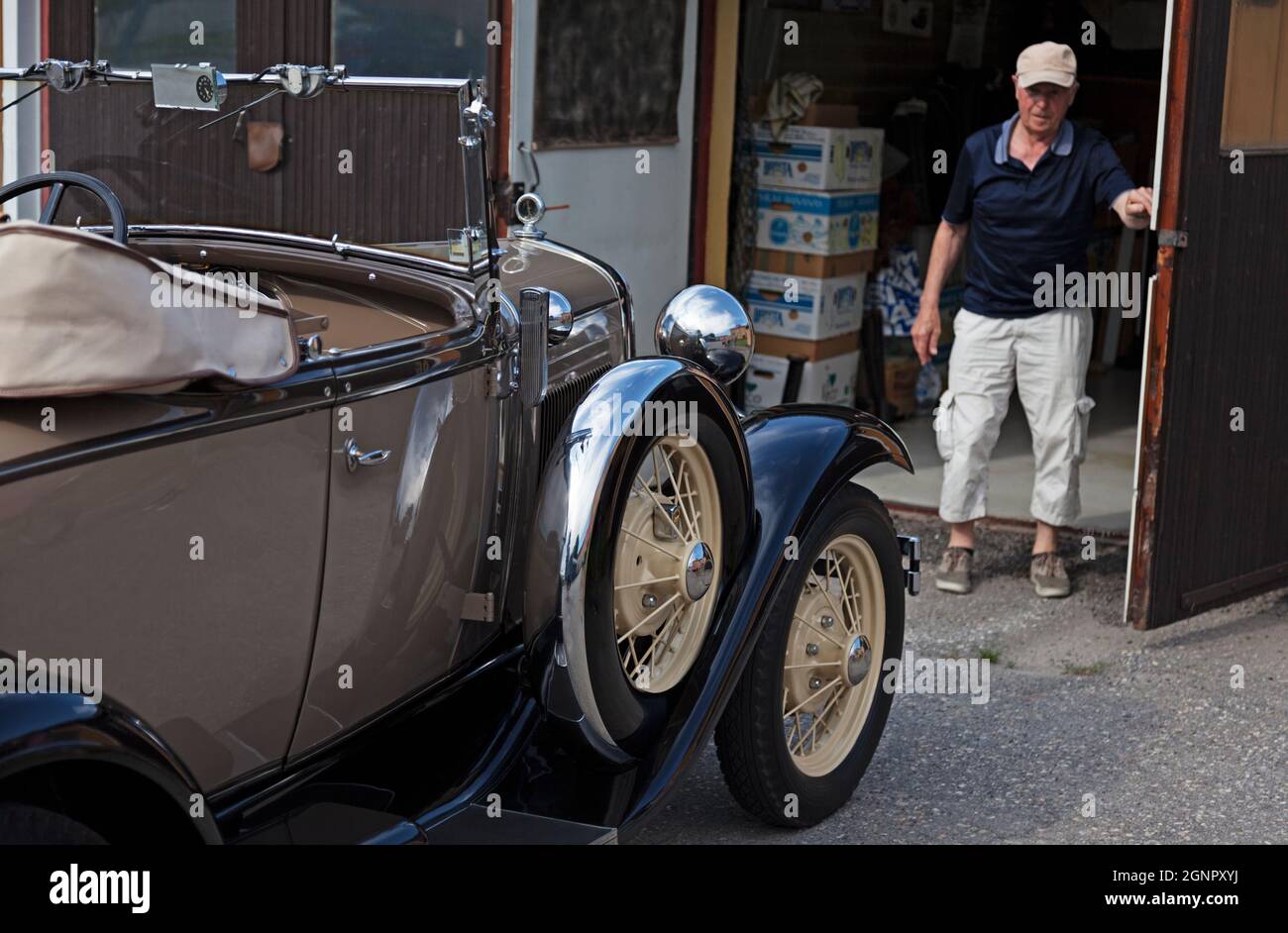 Umea, Norrland Suède - 13 juin 2020 : une vieille voiture d'époque qui doit être garée dans un garage Banque D'Images