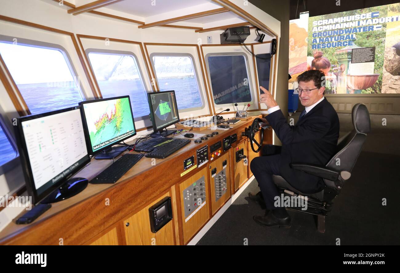 Le ministre de l'Environnement, Eamon Ryan, est assis dans un simulateur d'un navire de levé géologique à l'exposition Down to Earth à la caserne Collins de Dublin. Date de la photo: Lundi 27 septembre 2021. Banque D'Images