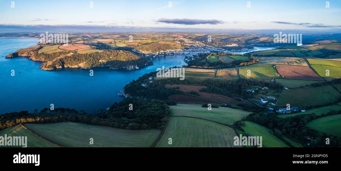 Top Down Panorama de la Dart de la rivière et des champs au-dessus de Kingjure et Dartmouth d'un drone, Devon, Angleterre, Europe Banque D'Images