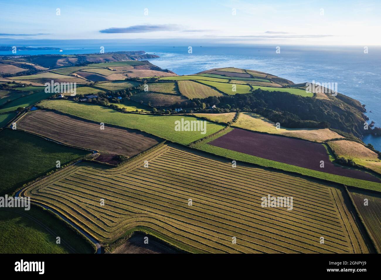 Top Down Panorama de la mer et des champs au-dessus de Kingjure et Dartmouth d'un drone, Devon, Angleterre, Europe Banque D'Images