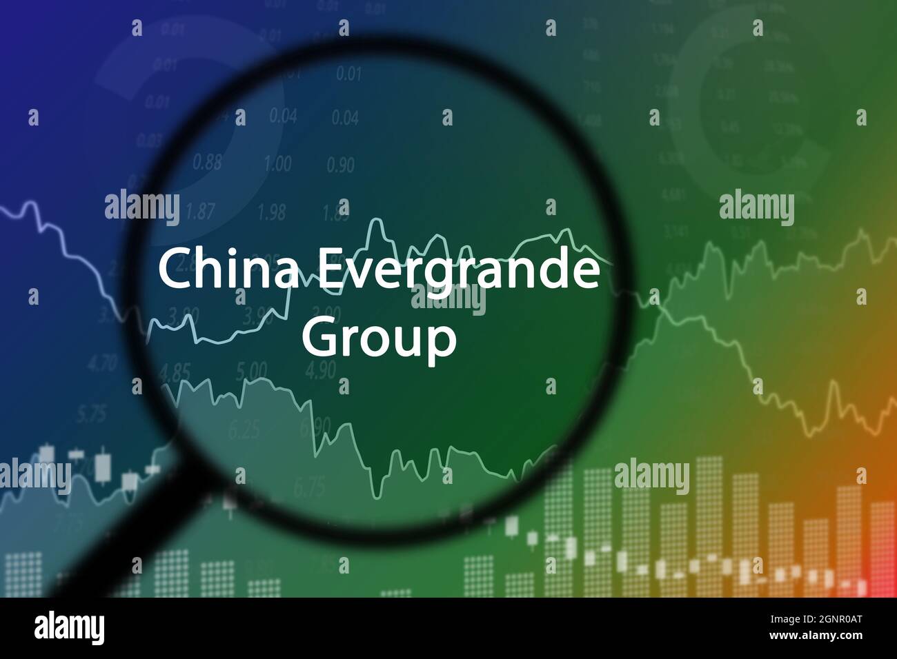 Moscou, Russie – 27 septembre 2021 : le nom de la société China Evergrande Group à travers la loupe sur fond financier multicolore de Banque D'Images