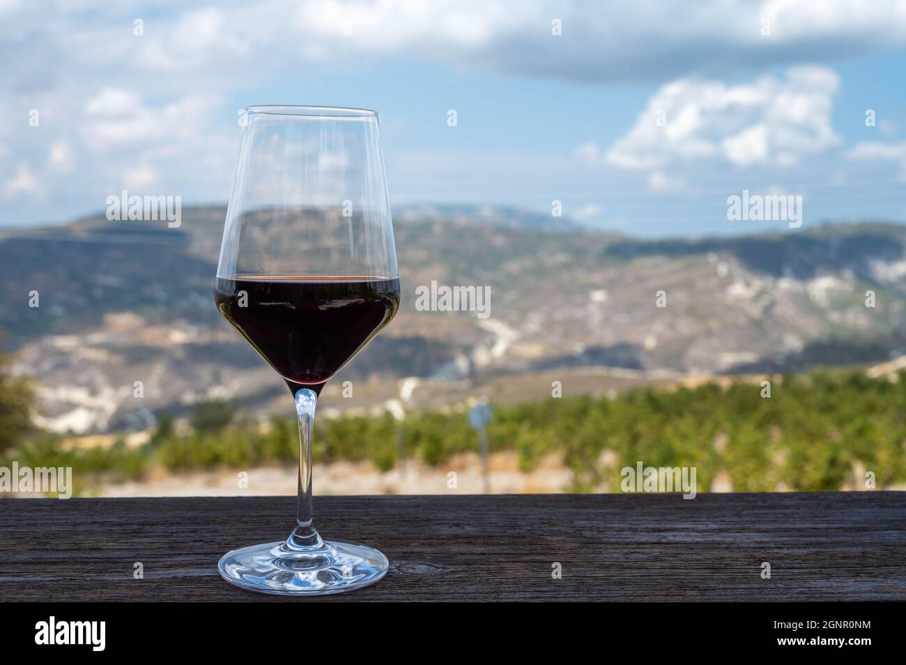 Industrie viticole de l'île de Chypre, dégustation de vin rouge sec sur un domaine viticole avec vue sur les vignobles et les pentes sud de la chaîne de montagnes de Troodos en journée ensoleillée Banque D'Images