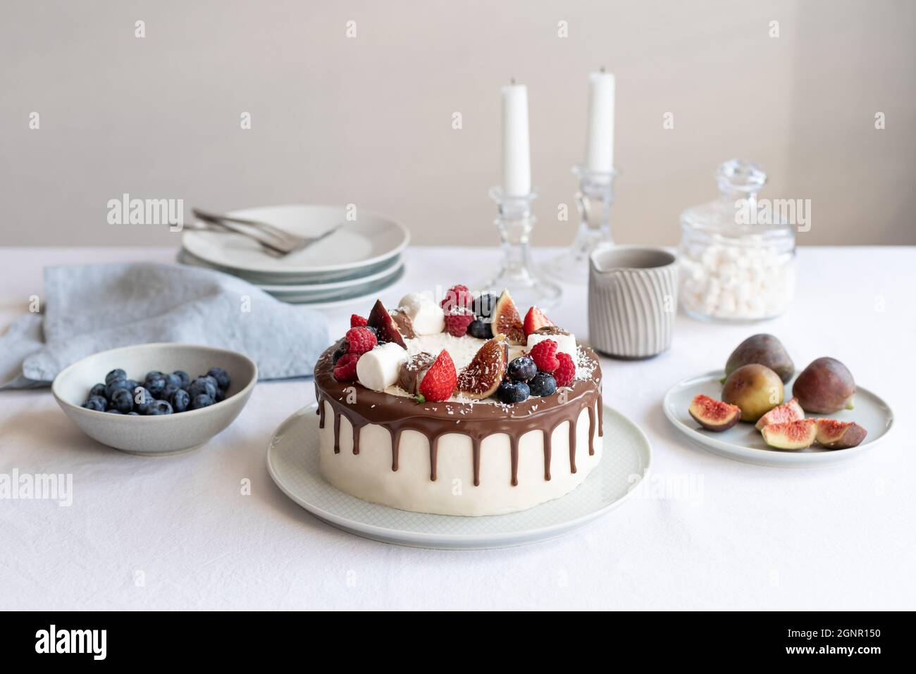 Délicieux gâteau aux baies fraîches et au chocolat Banque D'Images