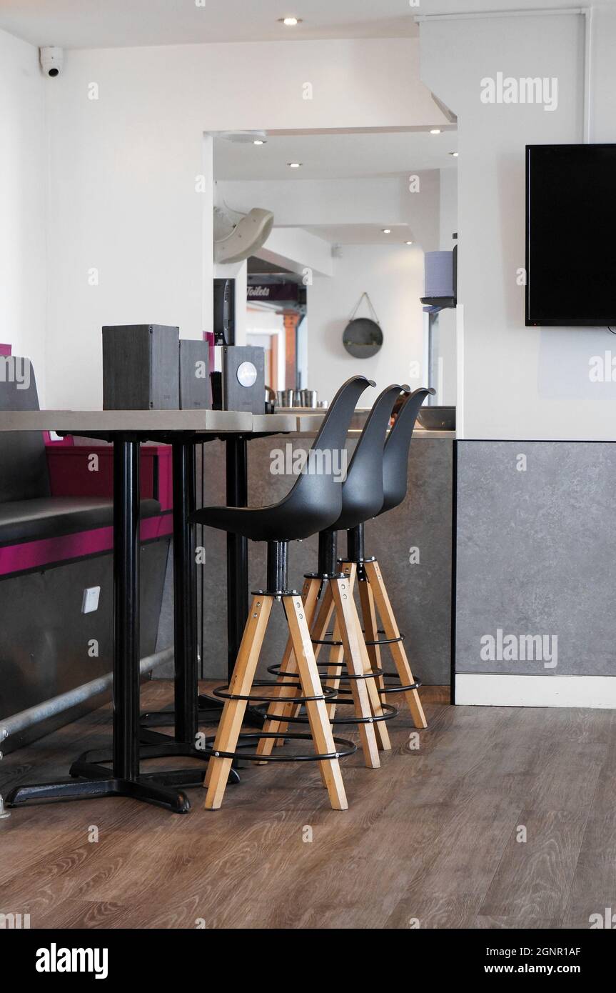 Grande table et chaises dans un restaurant moderne élégant avec des murs peints en blanc et pas de gens à Cromer Norfolk Banque D'Images