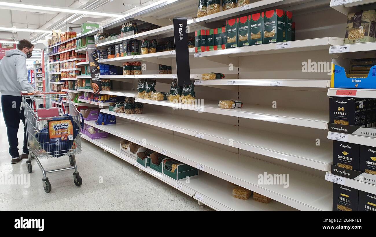 Londres, Royaume-Uni, 27 septembre 2021 : étagères vides dans la branche de Balham de Sainsbury's où se trouvent normalement les pâtes. Les prévisions selon lesquelles les prix des pâtes alimentaires vont augmenter, ainsi que les problèmes de chaîne d'approvisionnement dus au Brexit, se traduissent à nouveau par des étagères vides. Anna Watson/Alay Live News Banque D'Images