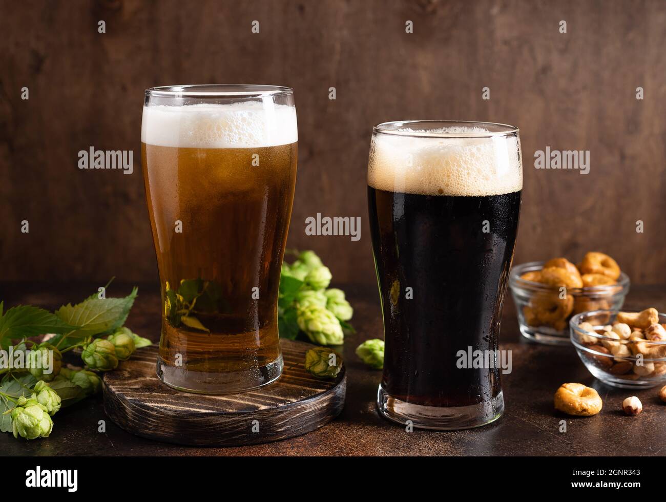 différentes sortes de bières artisanales dans des verres givré et des collations sur la table Banque D'Images