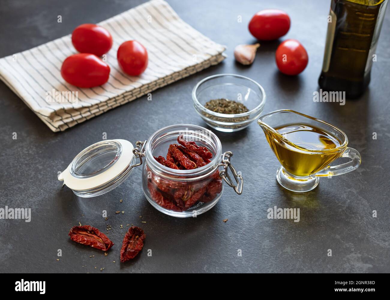 Tomates séchées dans un bocal en verre Banque D'Images