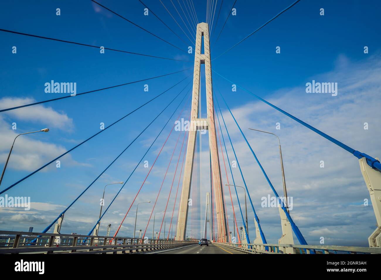 Pont câblé vers l'île russe. Vladivostok. Russie. Vladivostok est le plus grand port de la côte pacifique de la Russie et le centre du Forum de l'APEC Banque D'Images