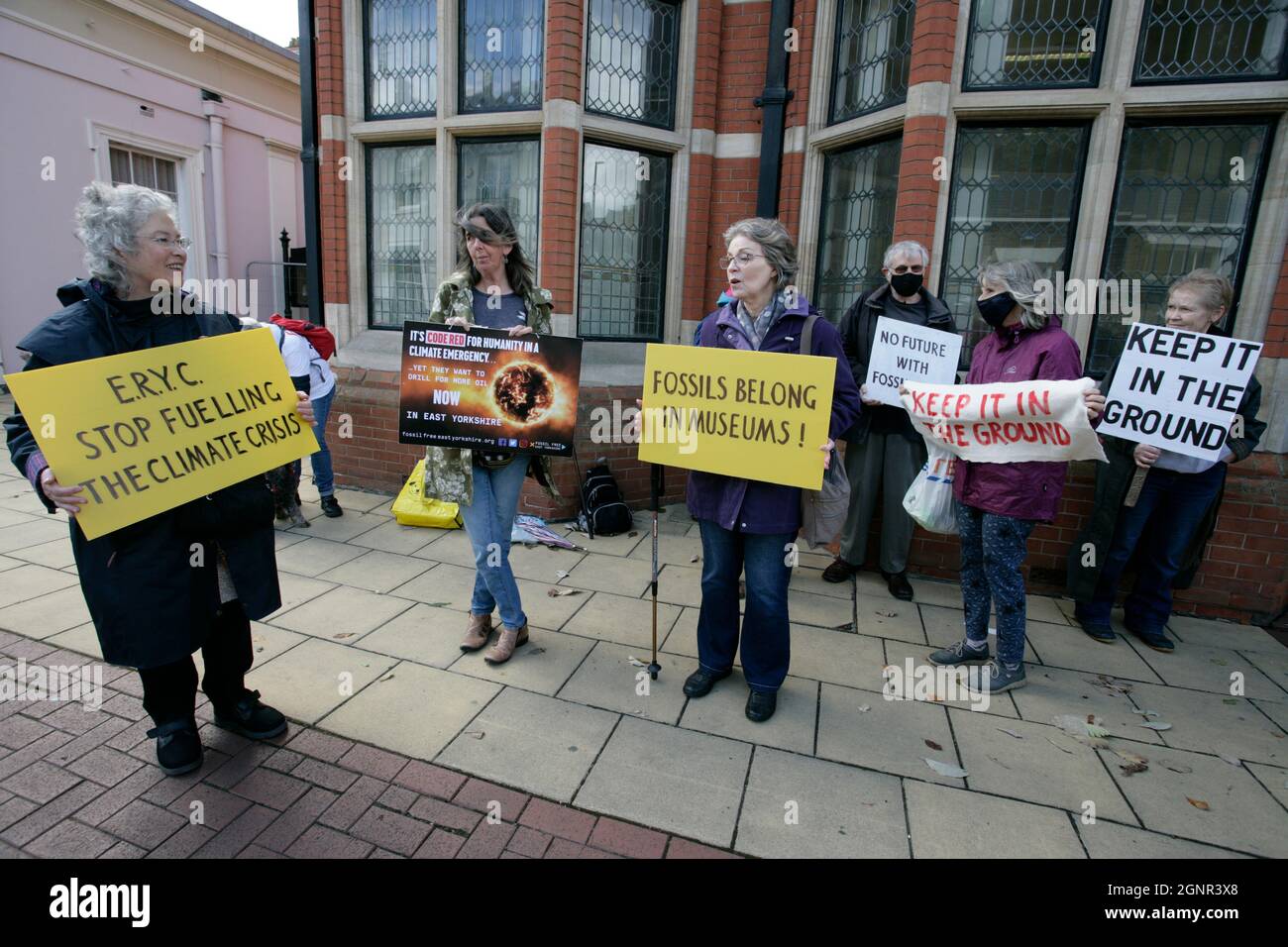 Beverley, Royaume-Uni. 27 septembre 2021. Des manifestants en colère se rassemblent à l'extérieur des bureaux du conseil de l'East Riding of Yorkshire sur la proposition de demande de planification de Rathlin Energy (UK) Ltd pour la production de pétrole à long terme et six nouveaux puits à West Newton dans l'East Riding of Yorkshire. Crédit : Barry Anson/Alamy Live News Banque D'Images